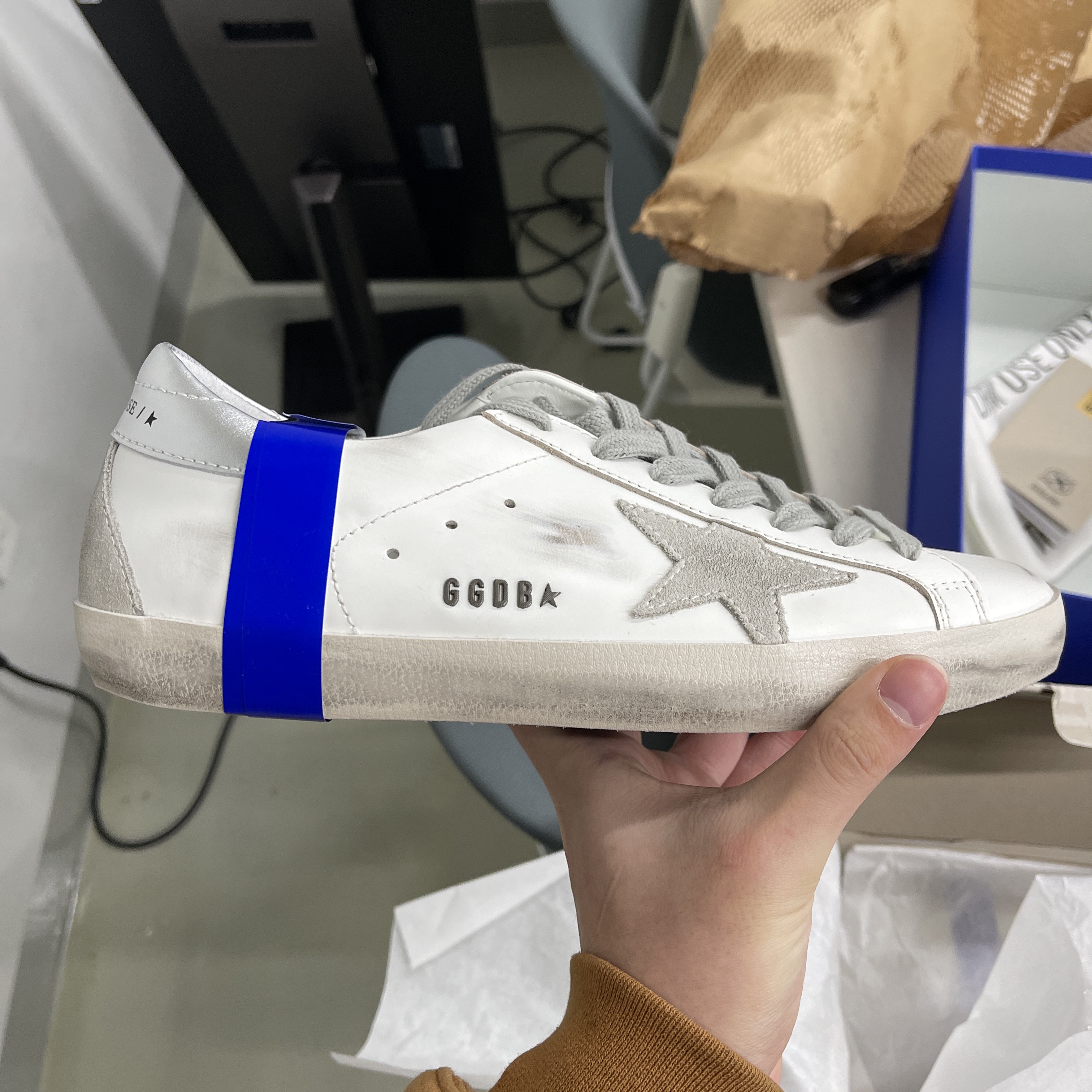 Golden Goose Superstar White Silver Heel Tab Sneakers 착용 스타일 - 1