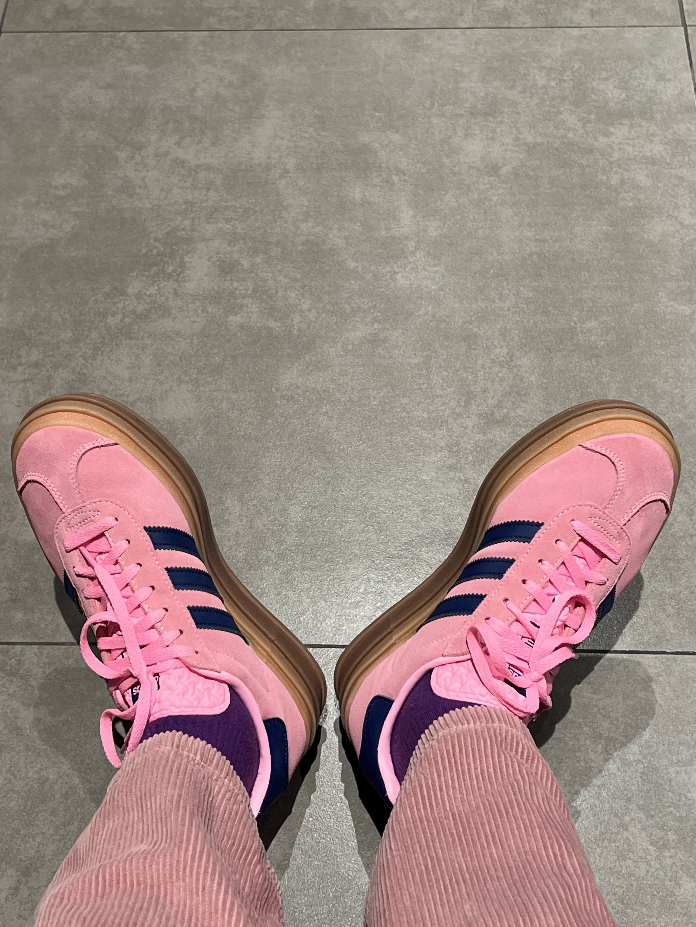 (W) Adidas Gazelle Bold Pink Glow Victory Blue, Dior Saddle Bag Grained Calfskin Black 착용 스타일 - 1