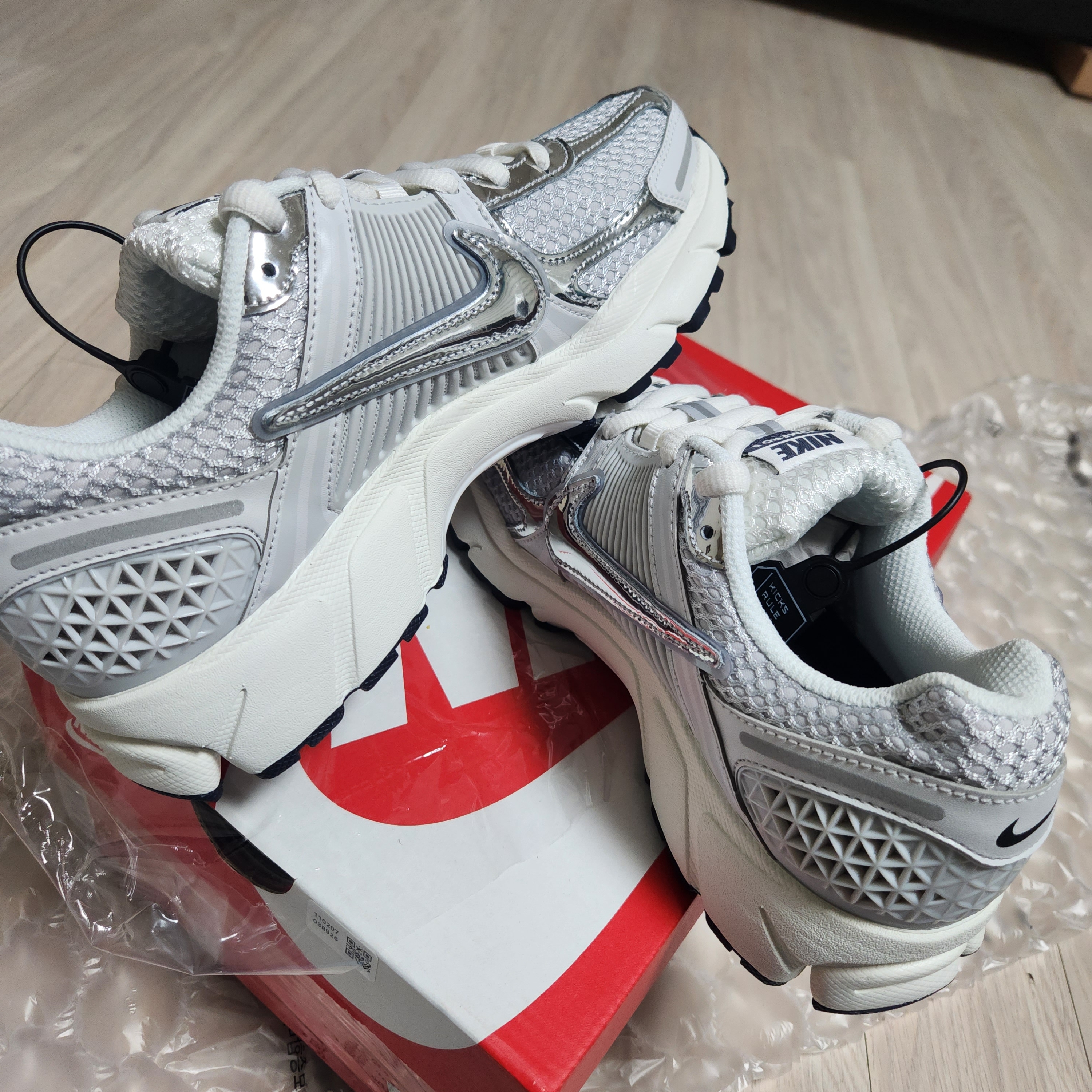 (W) Nike Zoom Vomero 5 Photon Dust and Metallic Silver 착용 스타일 - 1