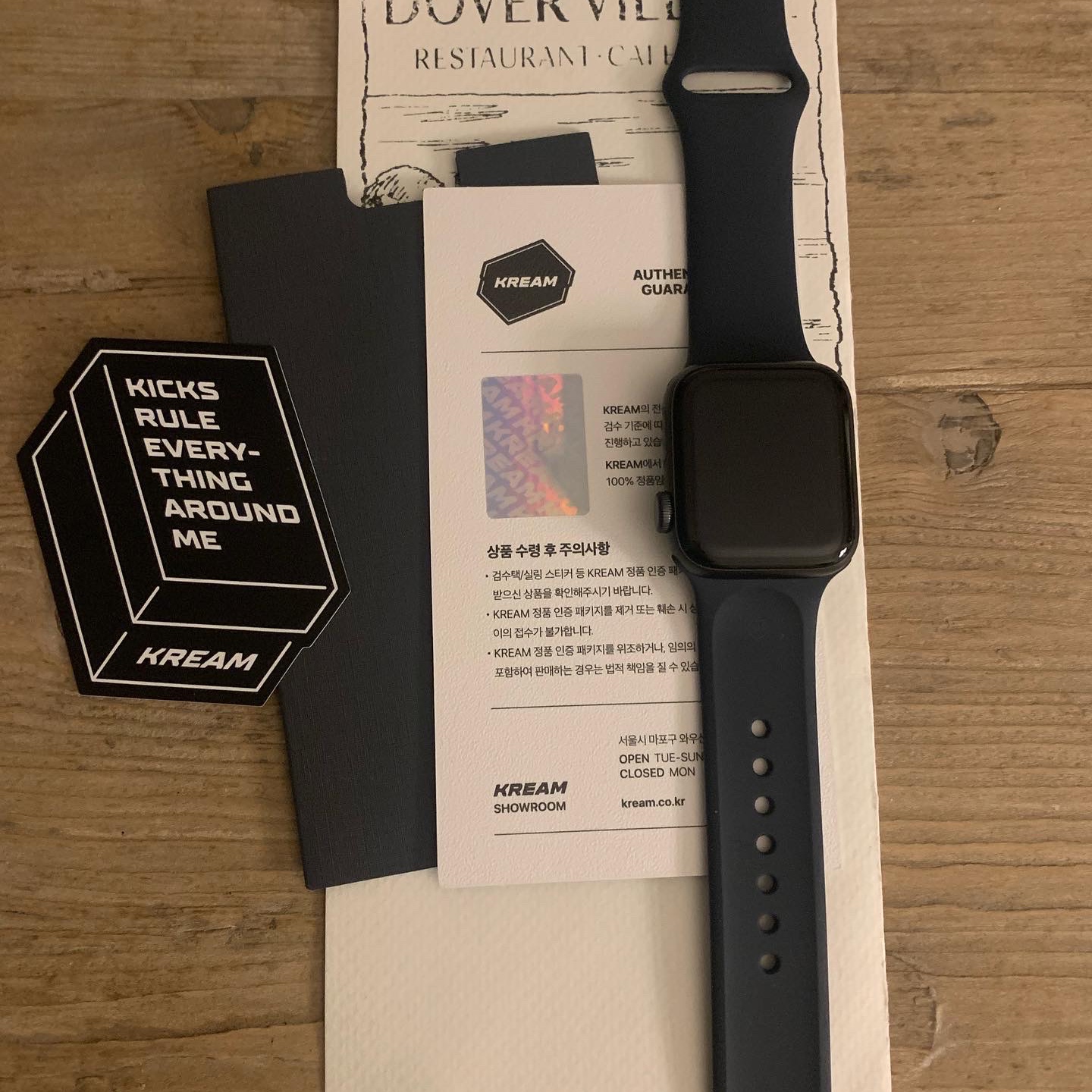 Apple Watch SE 40mm GPS Space Gray Aluminum Case with Sport Band Midnight (Korean Ver.) 착용 스타일 - 5