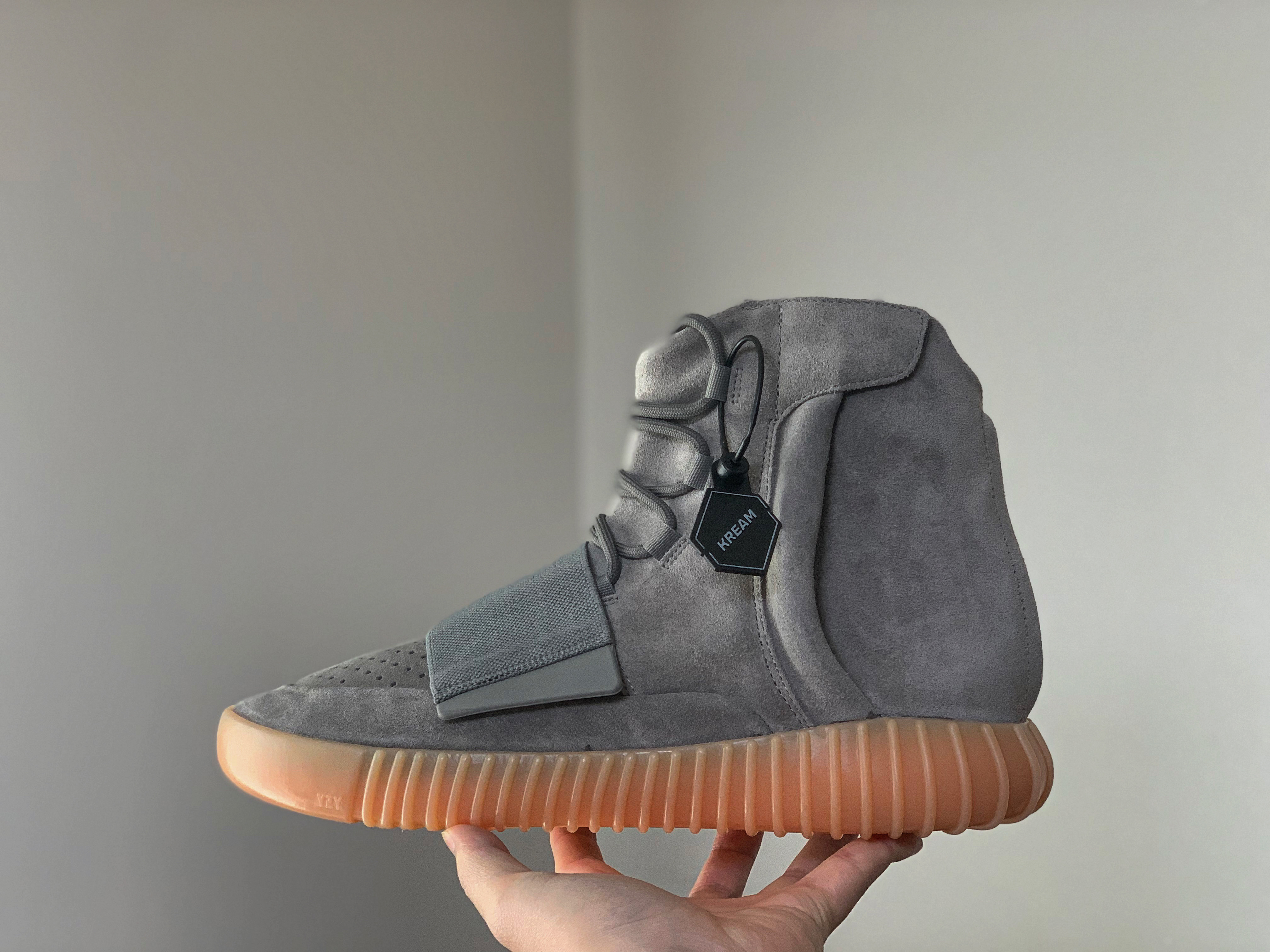 Adidas Yeezy Boost 750 Light Grey Glow In the Dark 착용 스타일