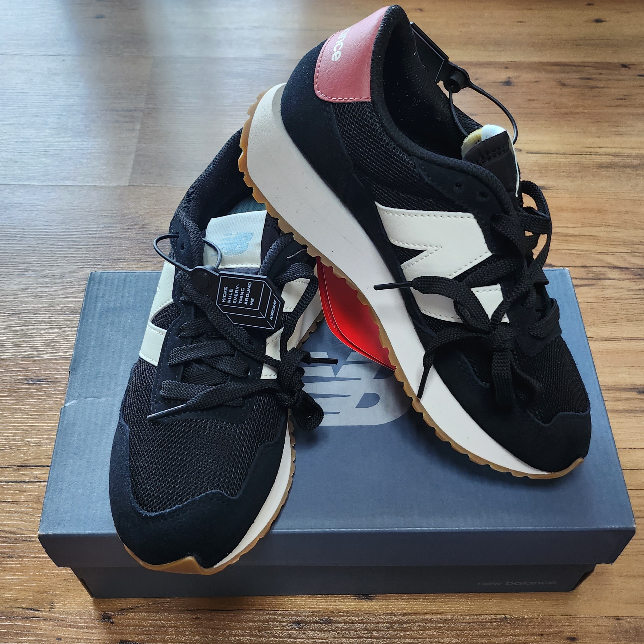 (W) New Balance 237 Black Washed Henna 착용 스타일