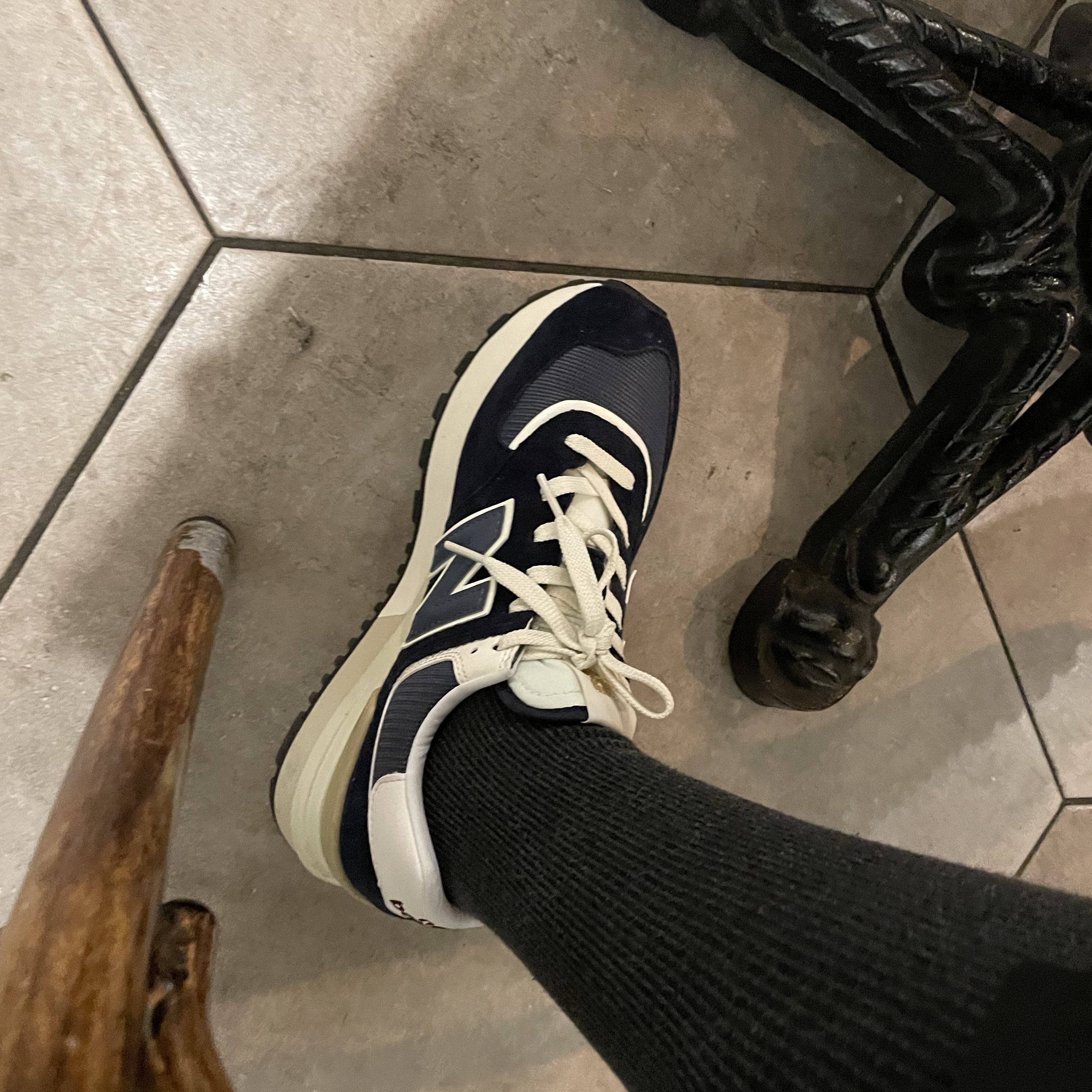 New Balance 574 Legacy Navy 착용 스타일 - 2