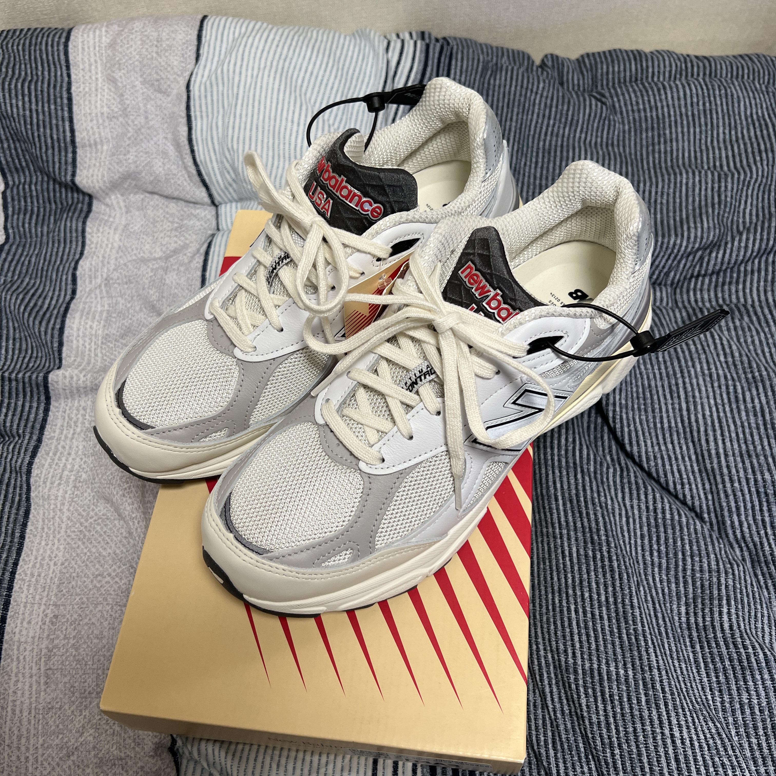 New Balance 990v3 Made in USA Sea Salt 착용 스타일 - 1