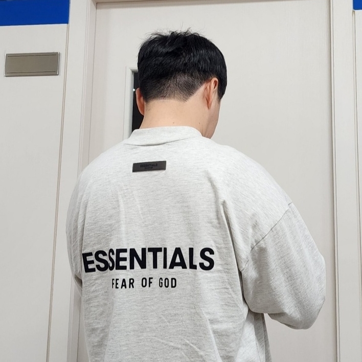 Essentials The Core Collection Long Sleeve T-Shirt Light Oatmeal 착용 스타일 - 2