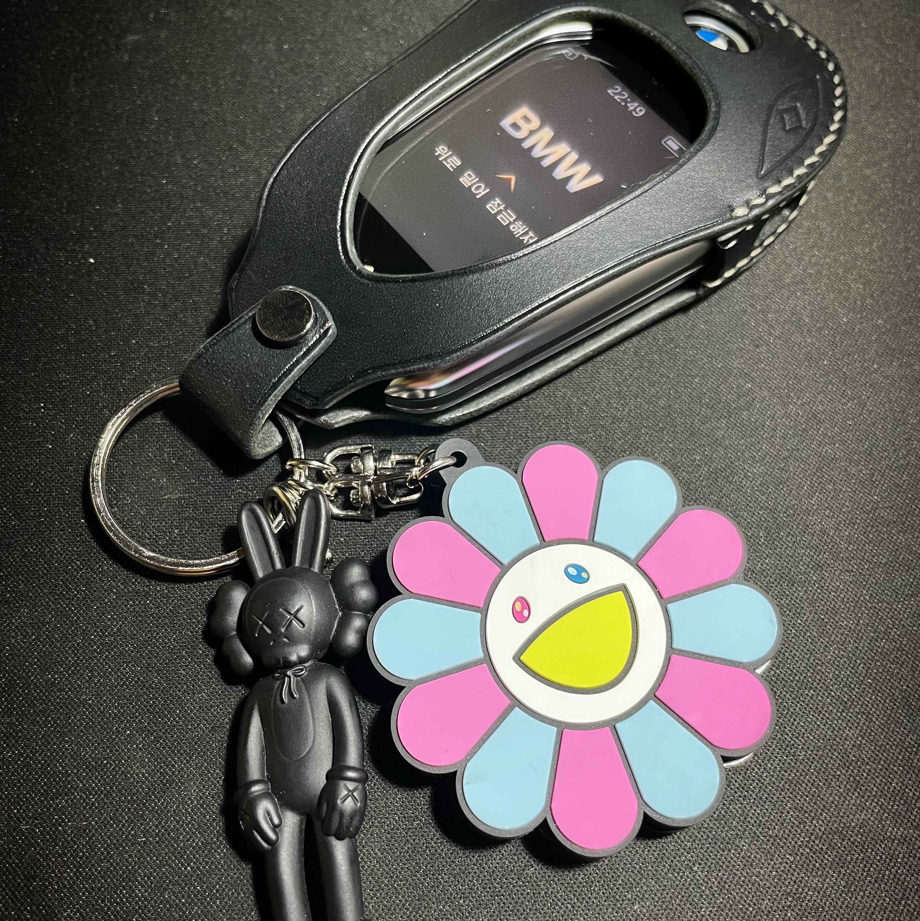 Kaikai Kiki Flower Rubber Keyring Pink Blue 착용 스타일