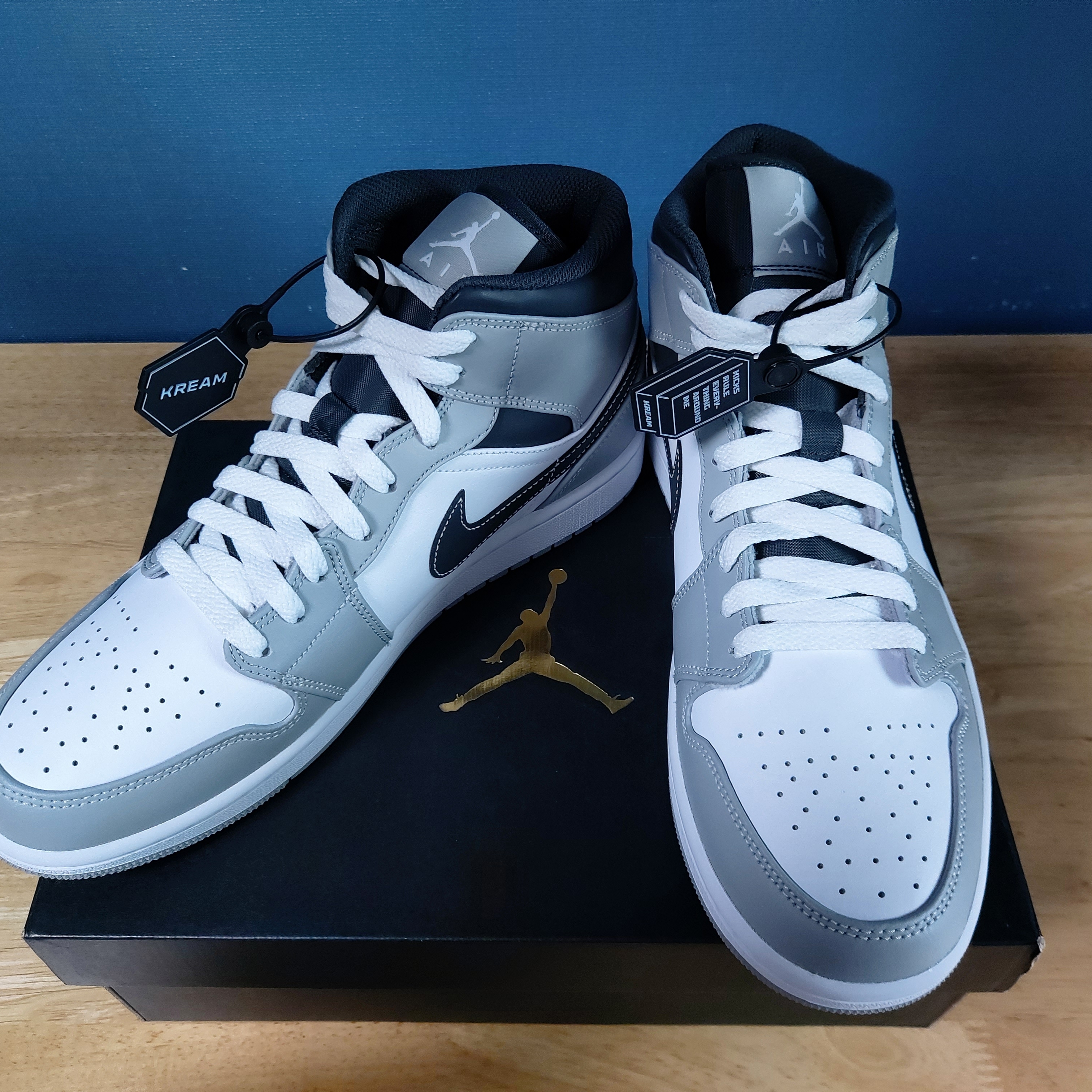 Jordan 1 Mid Light Smoke Grey Anthracite 착용 스타일 - 1