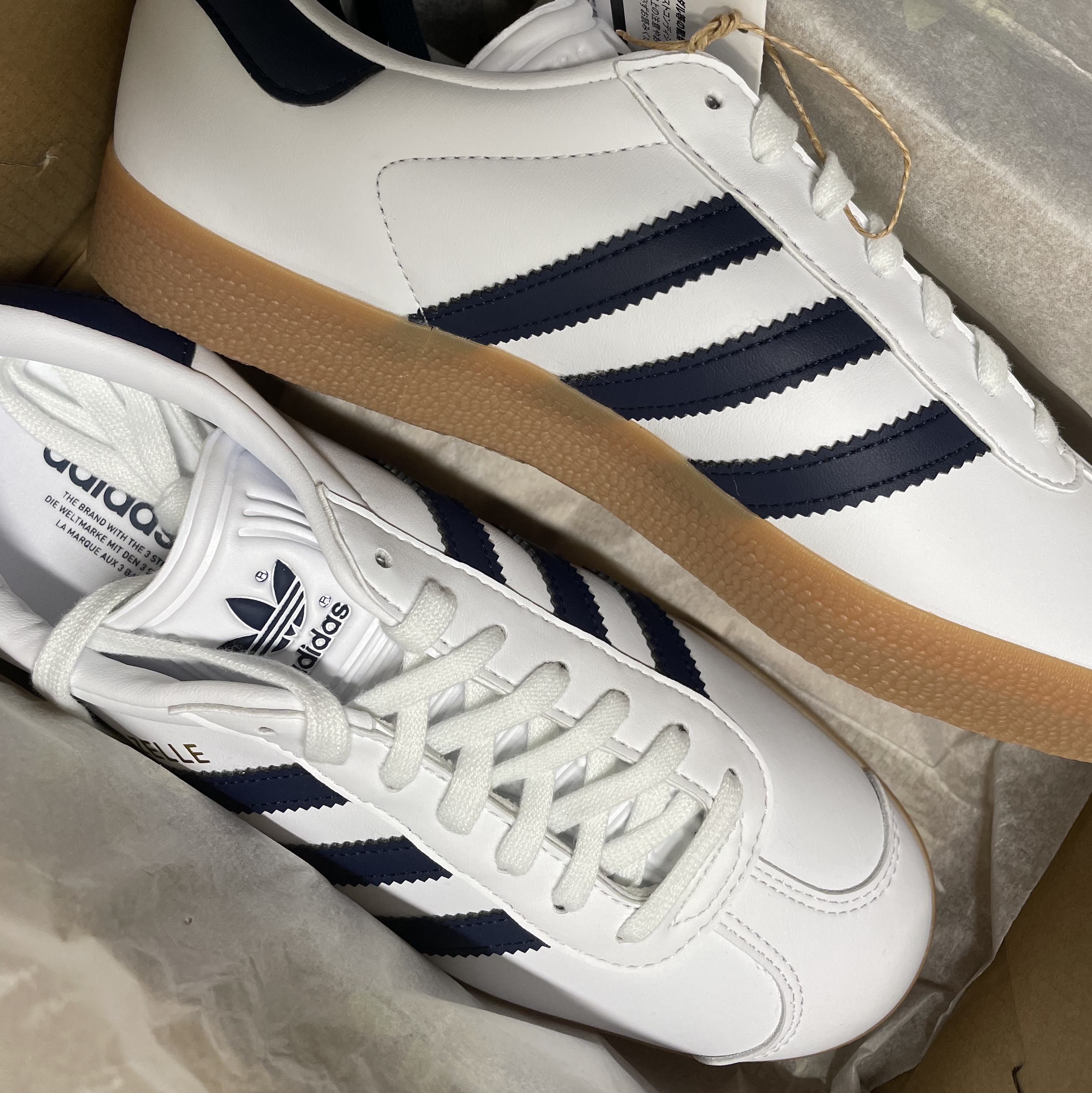 Adidas Gazelle White Collegiate Navy 착용 스타일