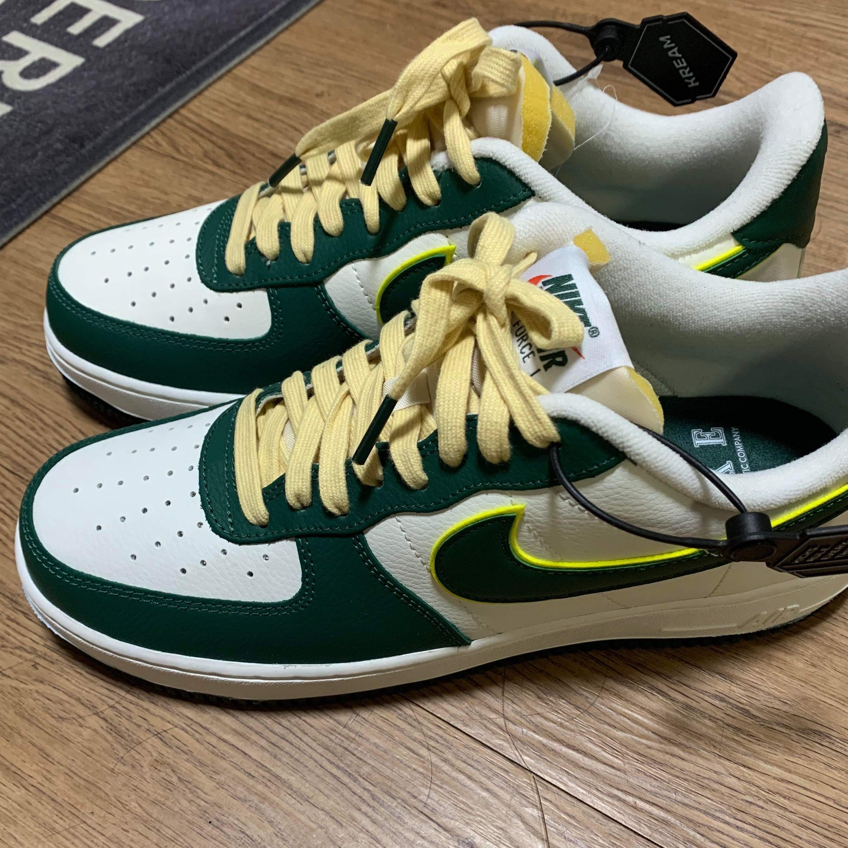 Nike Air Force 1 '07 LV8 Sail Noble Green 착용 스타일 - 1