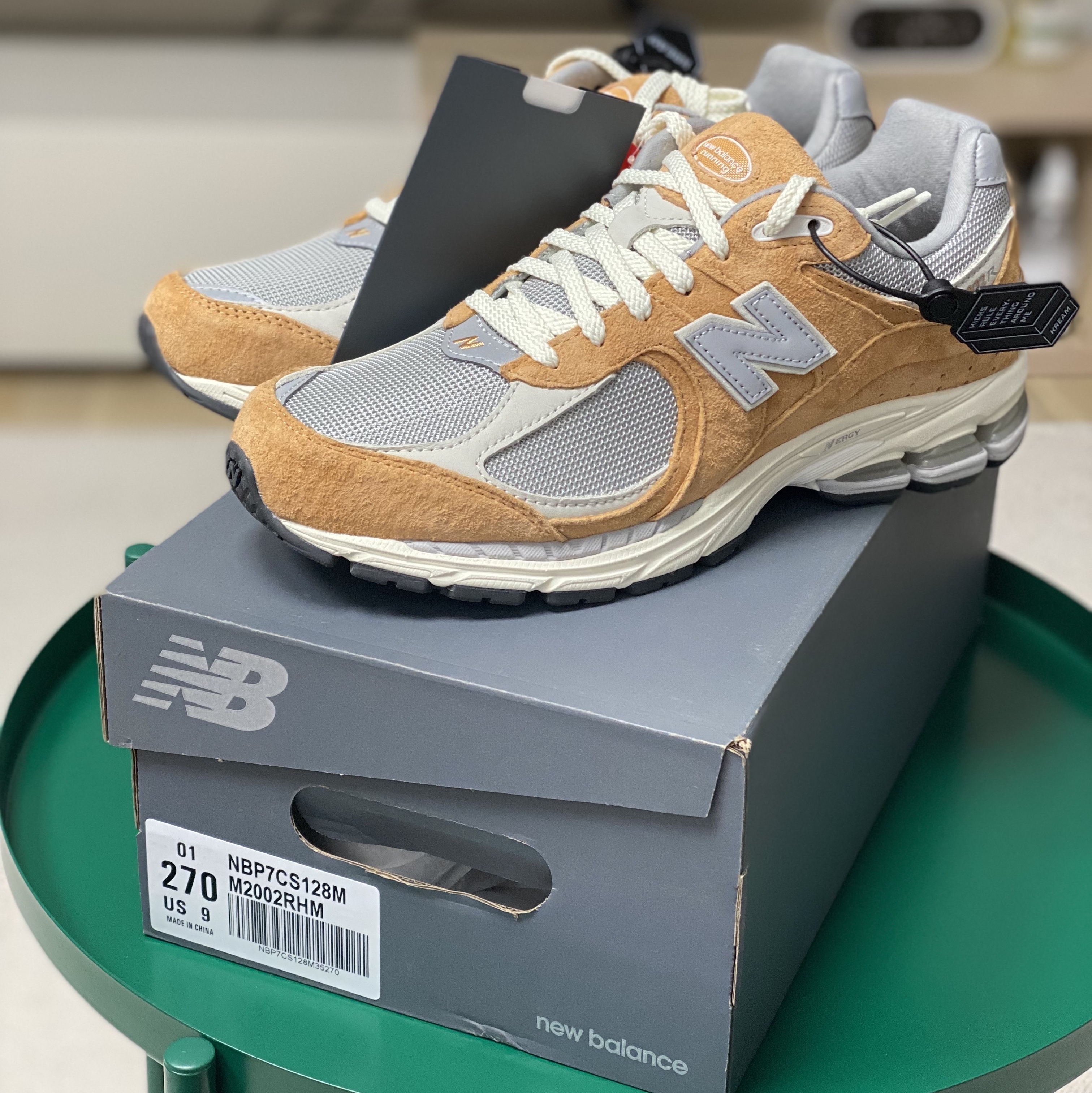New Balance 2002R Special Vintage Beige 착용 스타일
