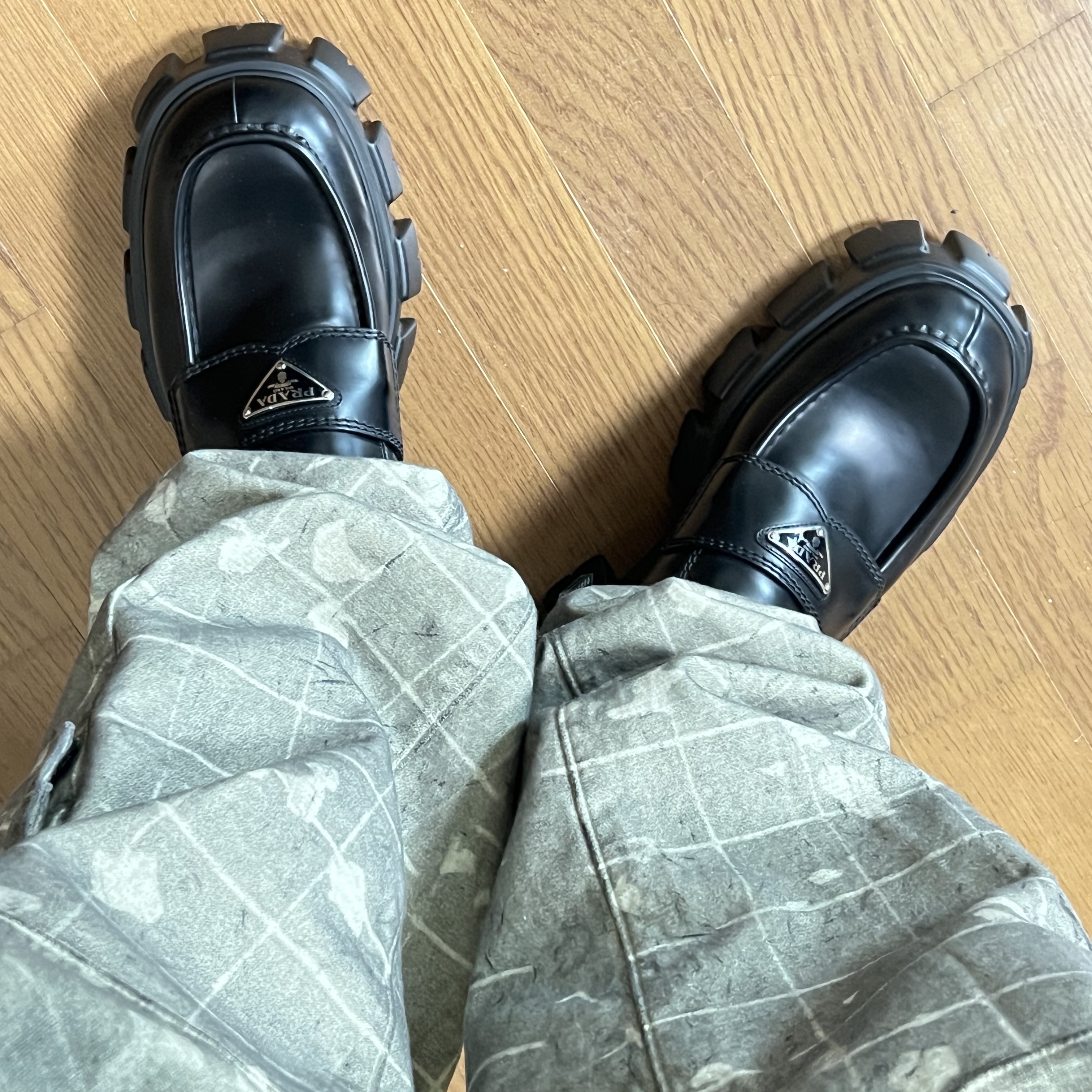 Prada Monolith Brushed Leather Loafers Black 착용 스타일 - 3