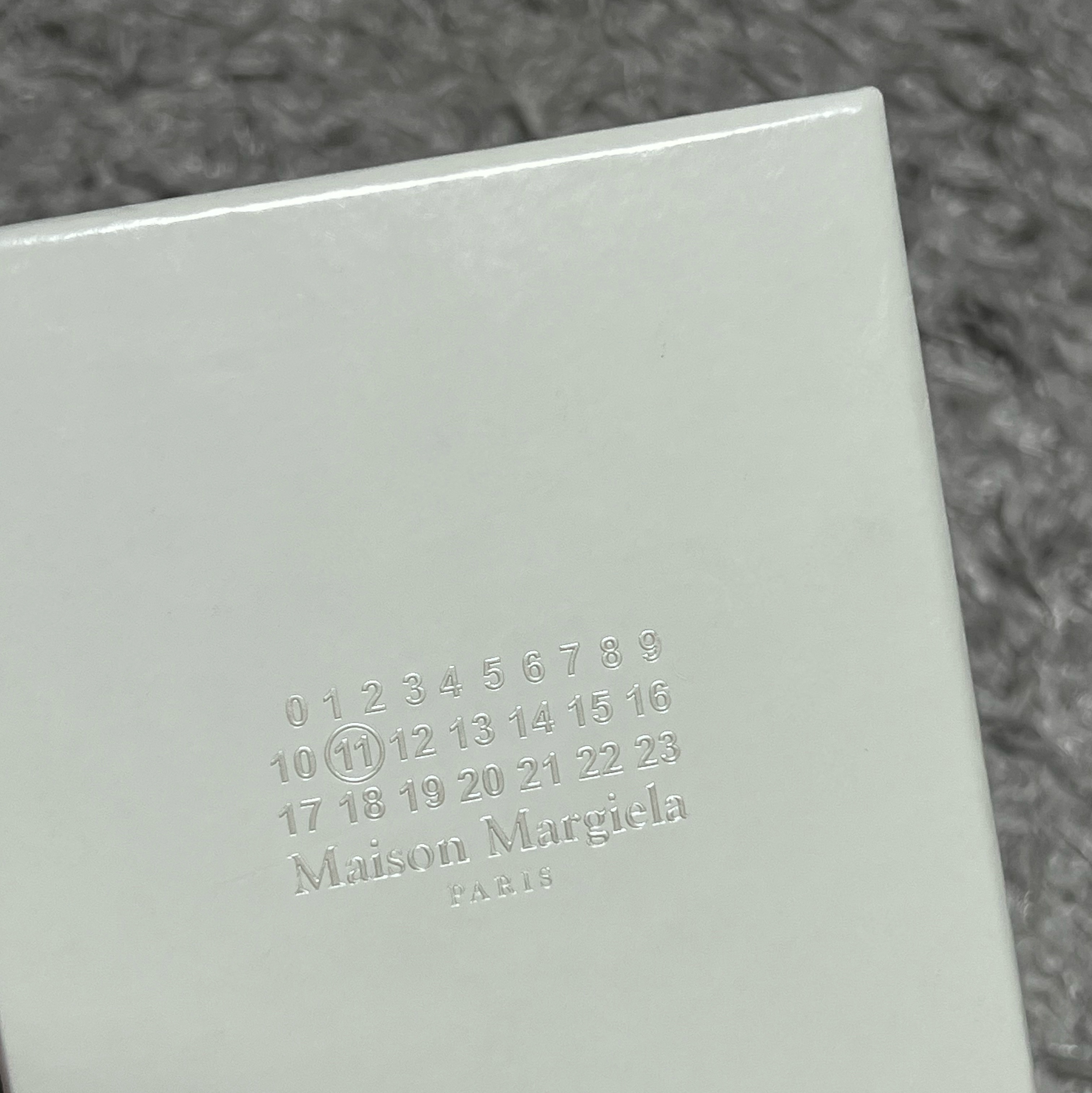Maison Margiela Stitch Leather Flap Card Holder Black 착용 스타일 - 2