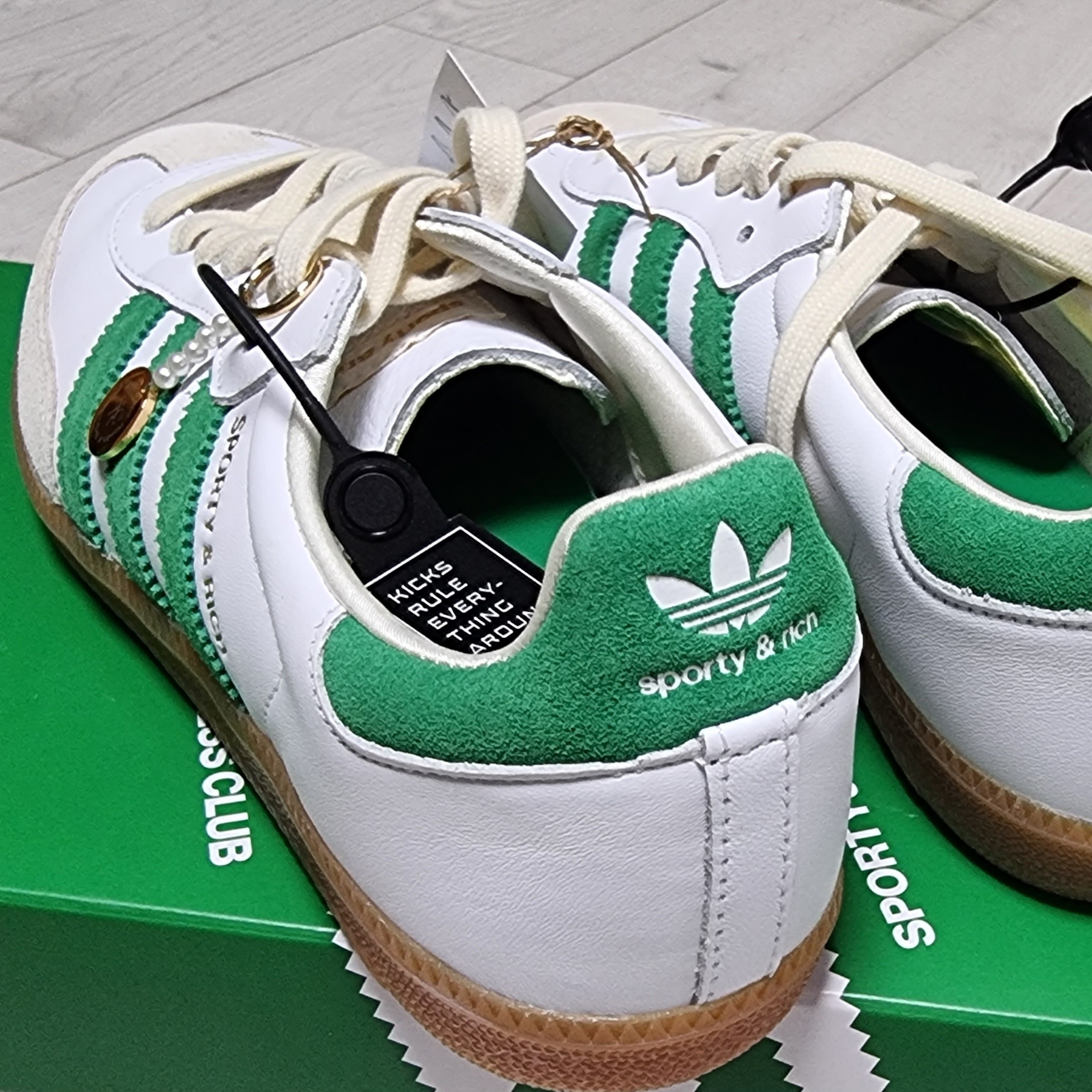 Adidas x Sporty & Rich Samba OG Cloud White Green 착용 스타일 - 4
