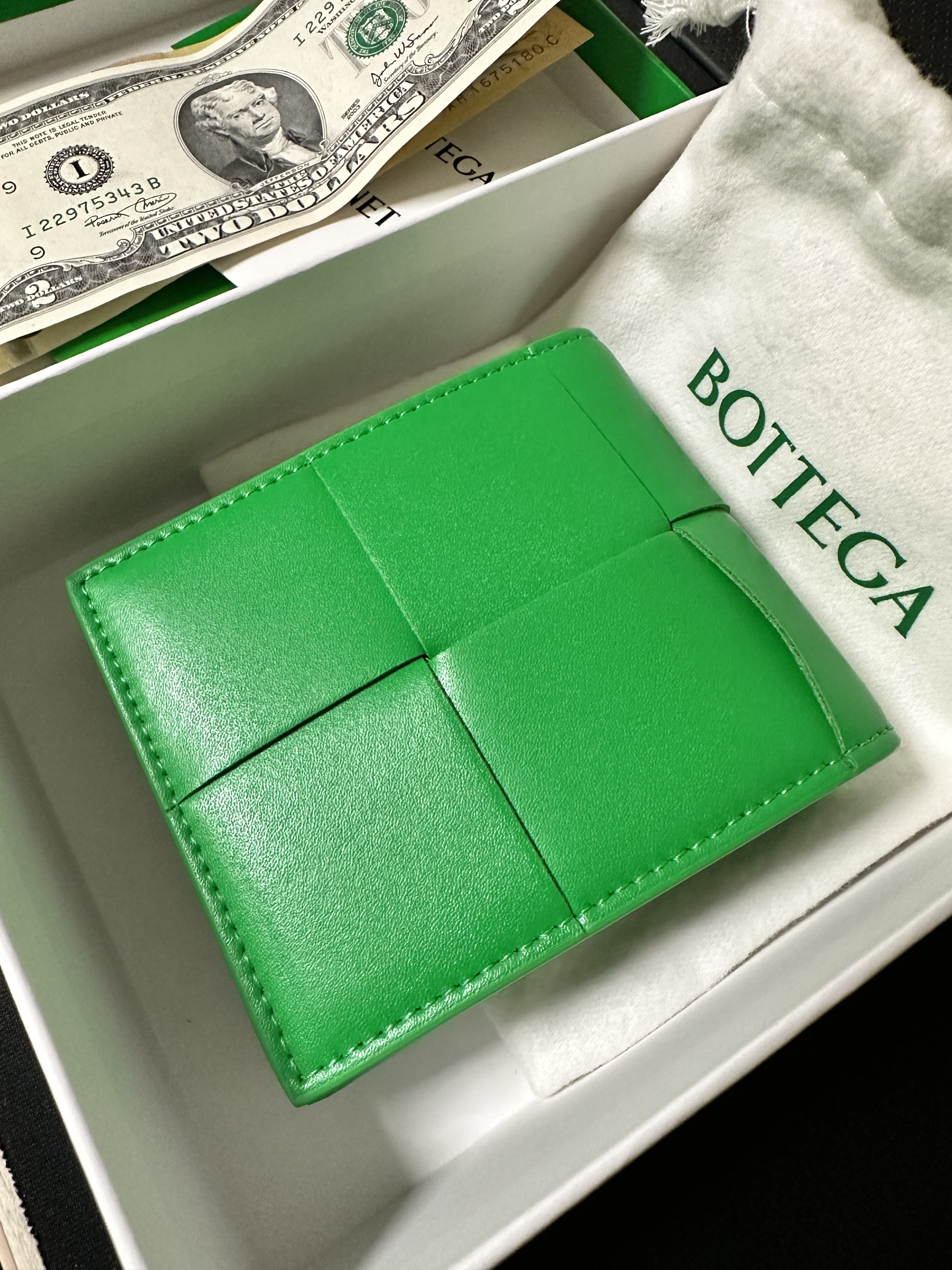 Bottega Veneta Bi-Fold Wallet Parakeet 착용 스타일