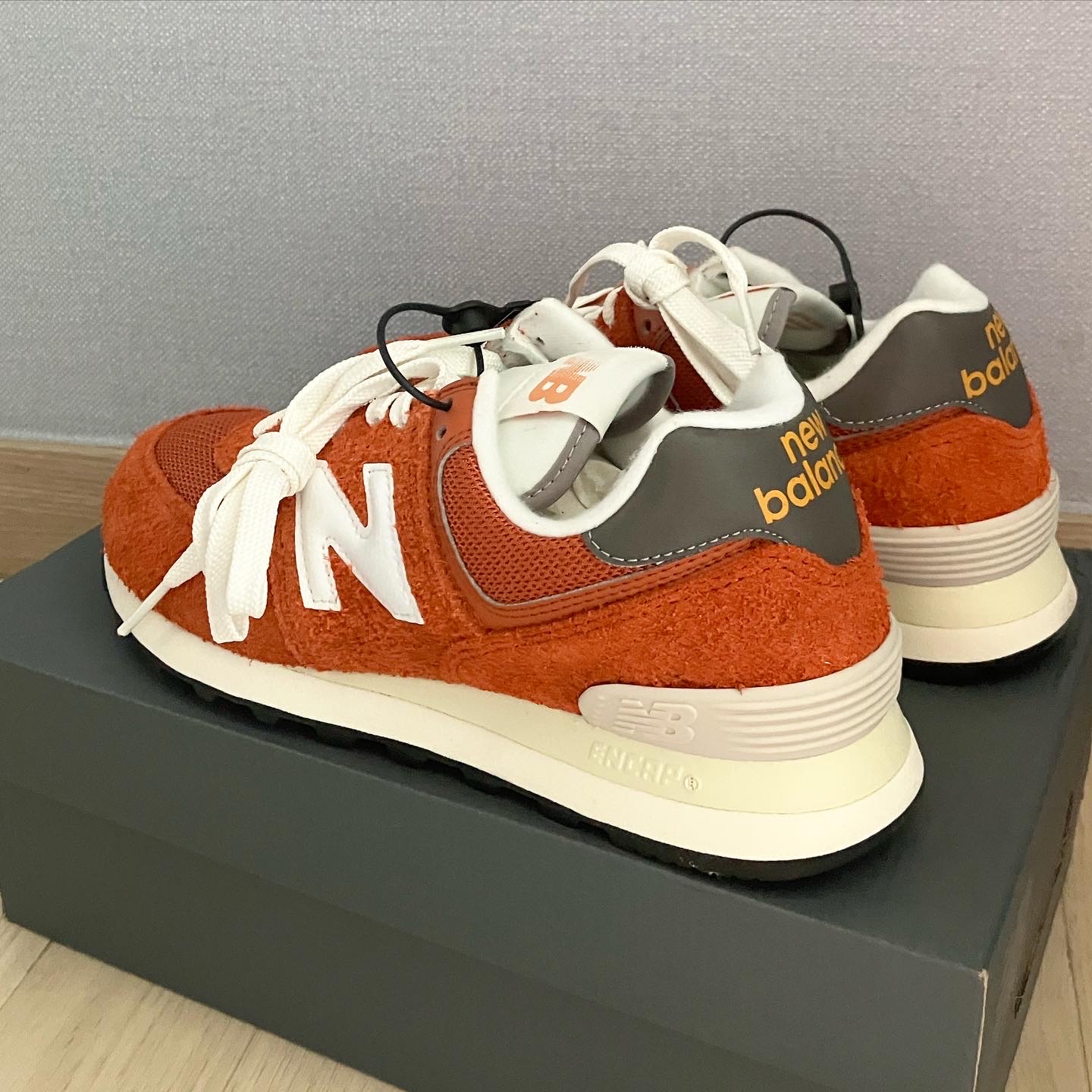New Balance 574 Heritage Orange Burst White 착용 스타일 - 2