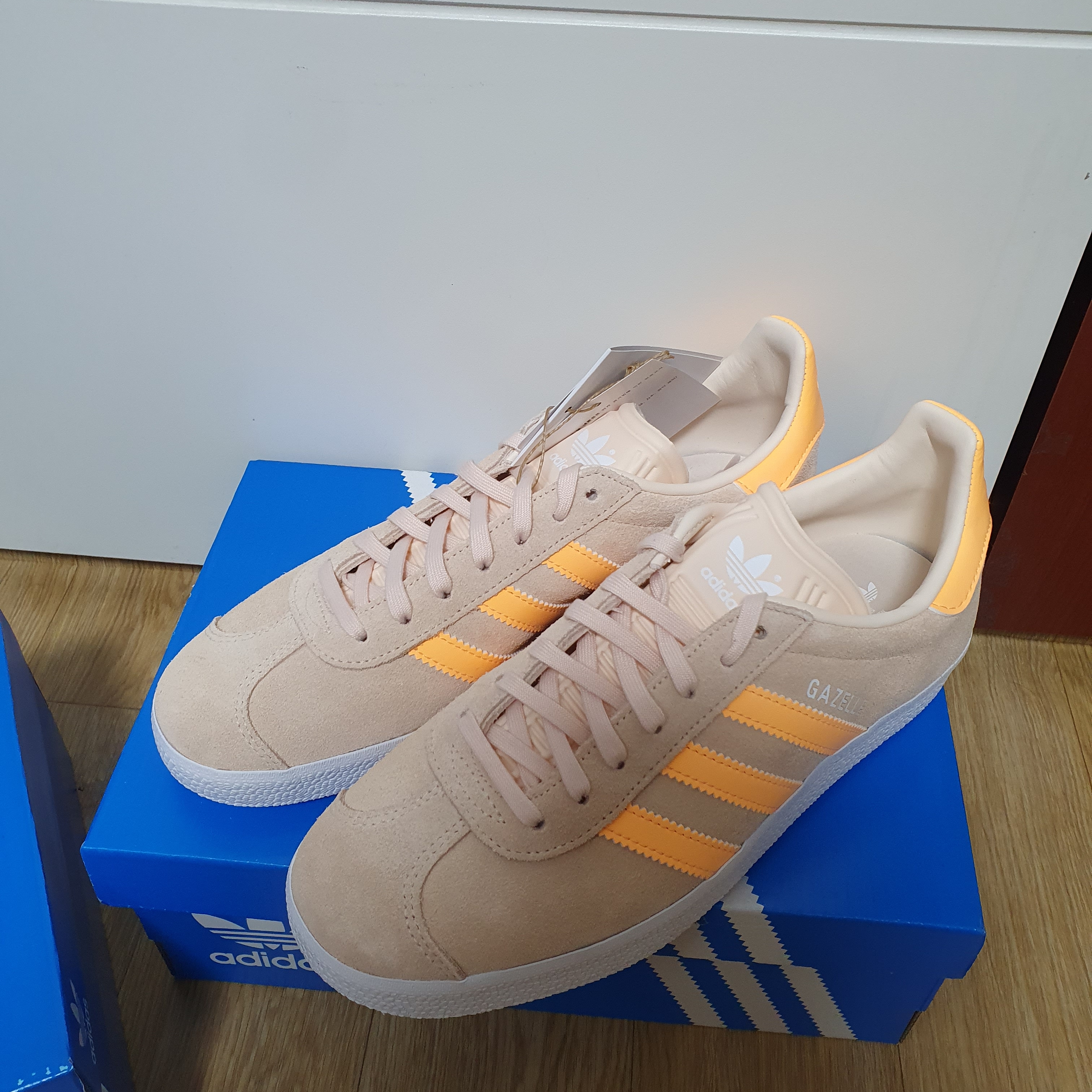 (W) Adidas Gazelle Bliss Orange Acid Orange 착용 스타일 - 1