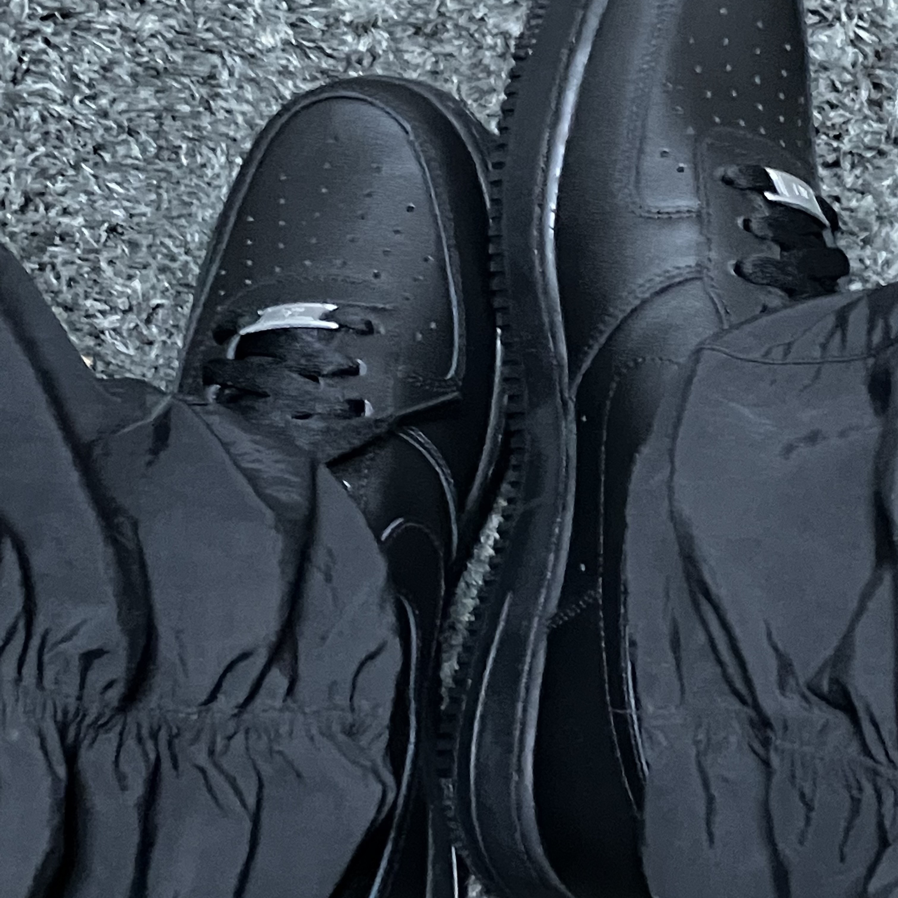 Nike Air Force 1 '07 Low Triple Black 착용 스타일