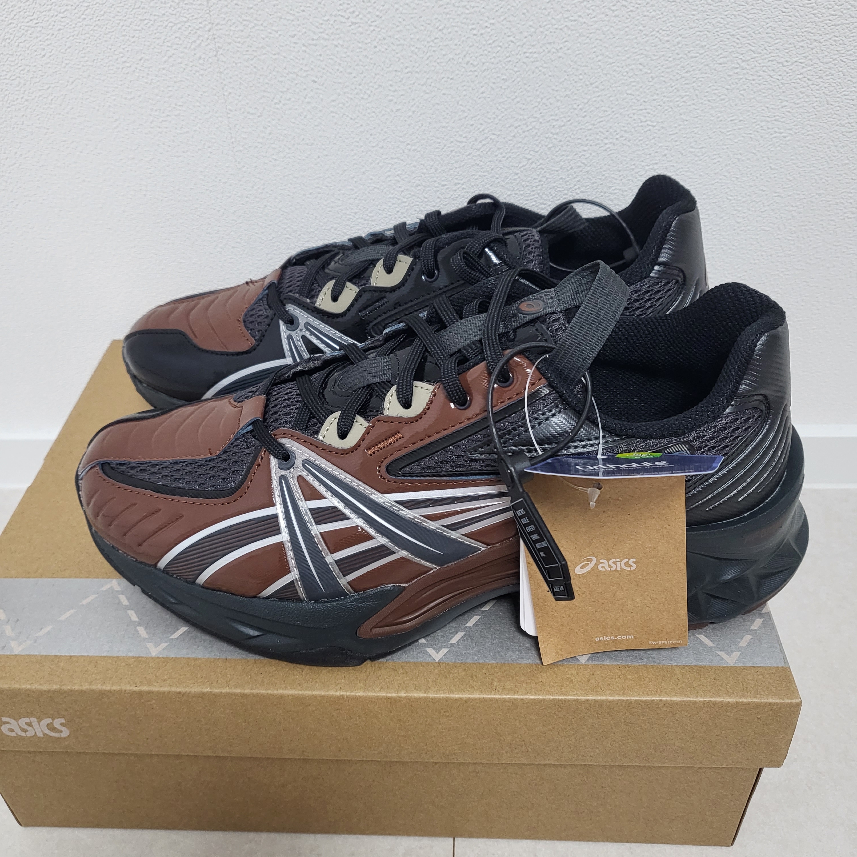 Asics HN2-S Protoblast Chocolate Brown 착용 스타일