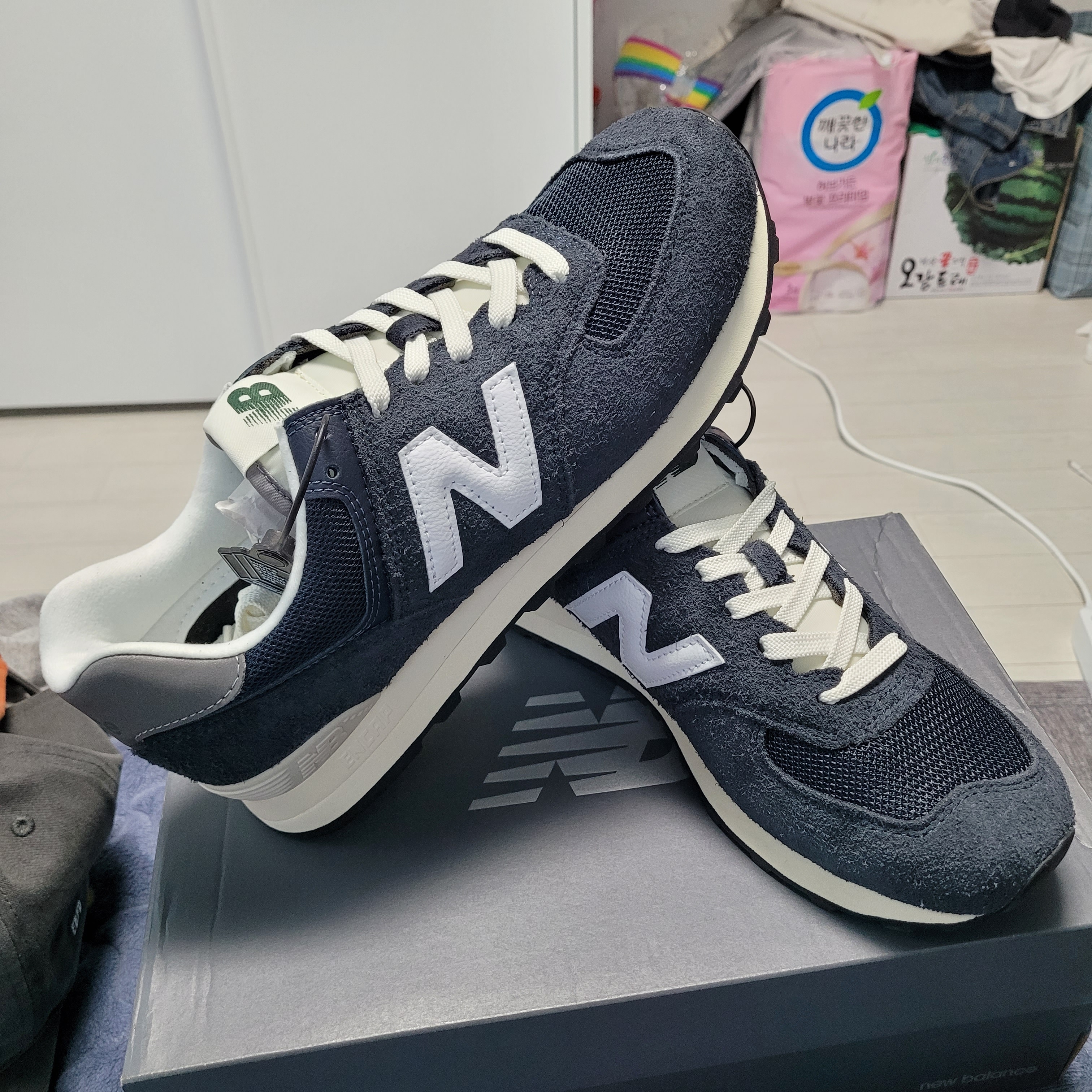 New Balance 574 Heritage Navy 착용 스타일 - 1