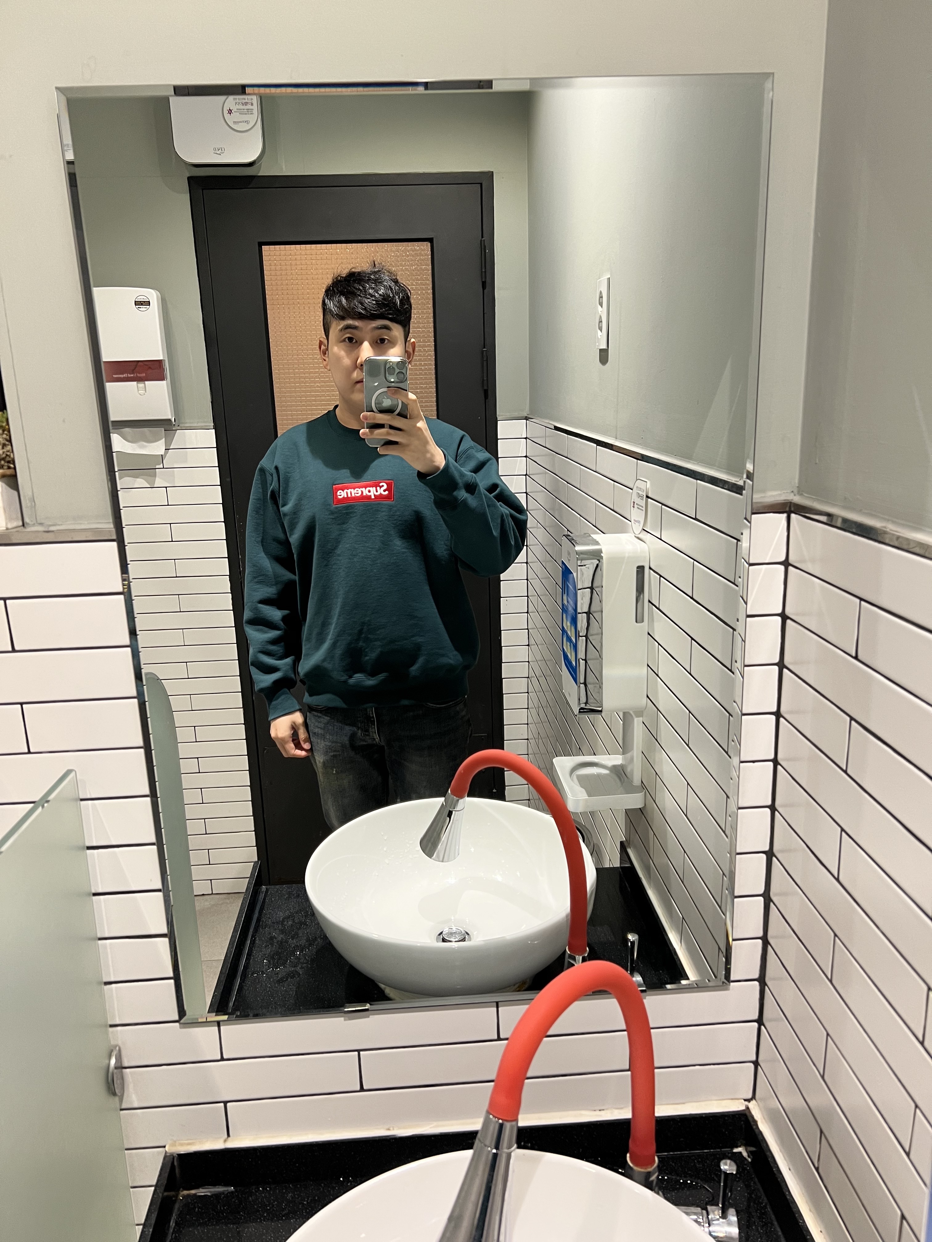 Supreme Box Logo Crewneck Dark Pine - 22FW, Nike x Peaceminusone Air Force 1 Low Para-Noise 2.0 착용 스타일 - 1