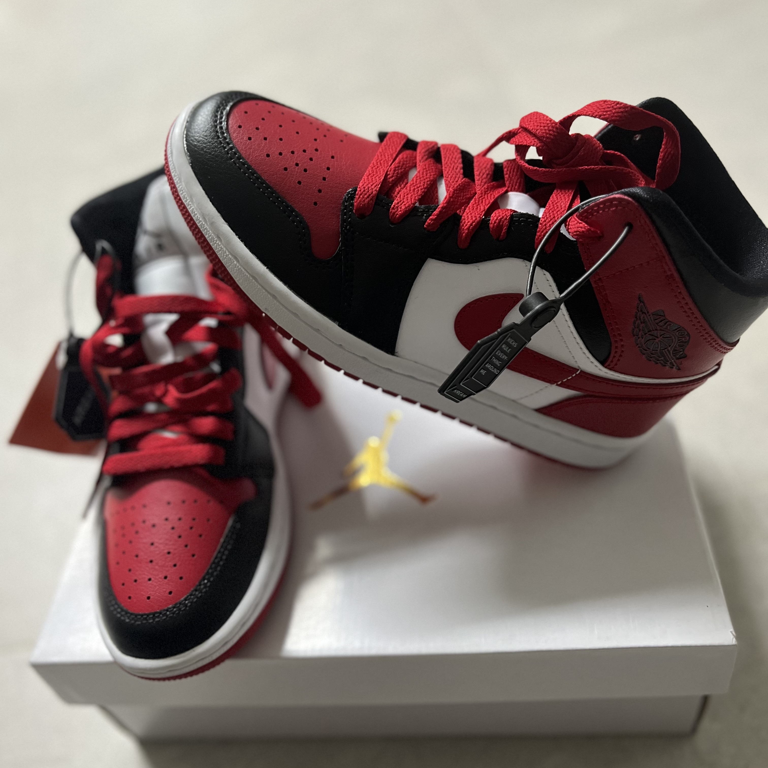 (W) Jordan 1 Mid Black and Gym Red 착용 스타일