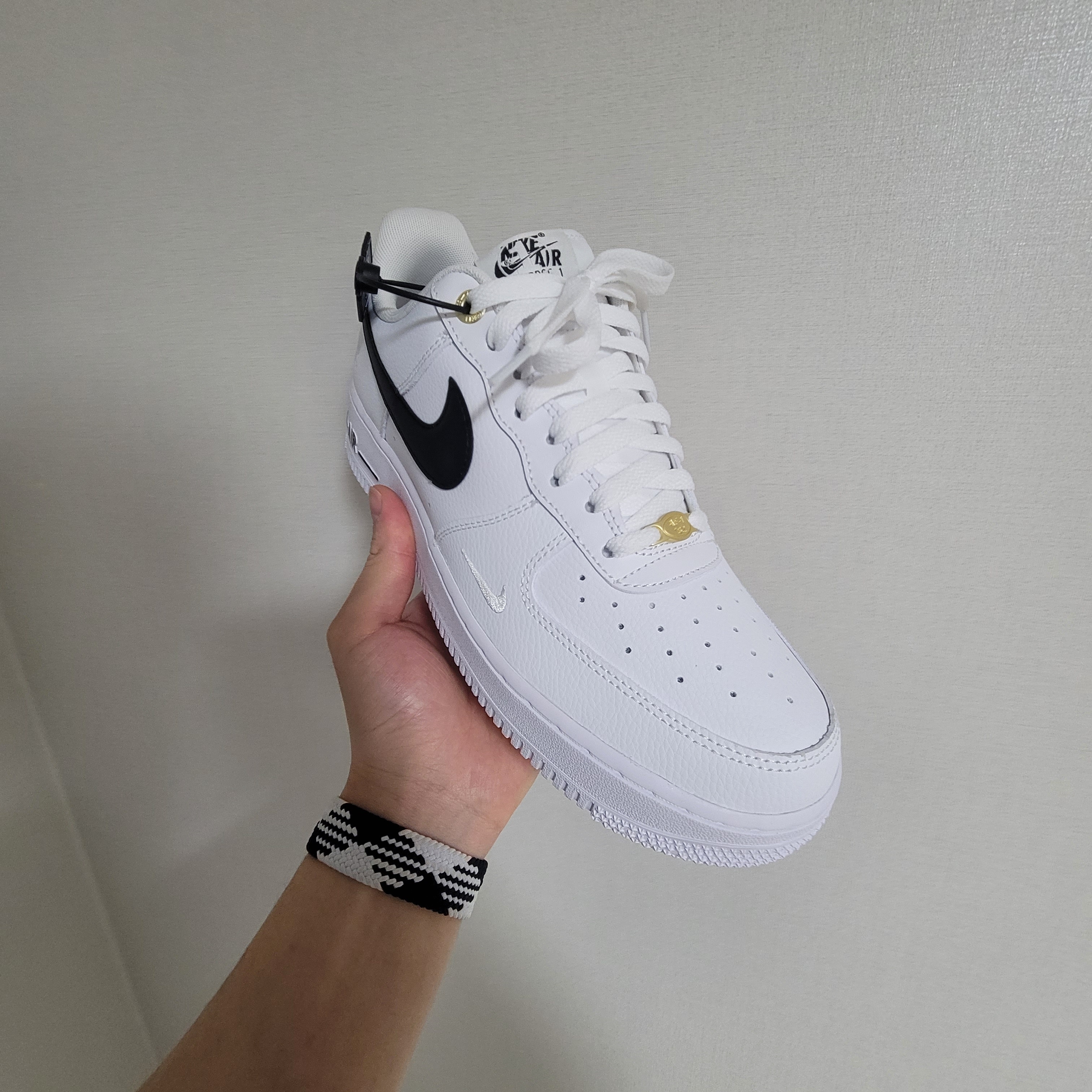 Nike Air Force 1 '07 LV8 40th Anniversary Join Forces White Black 착용 스타일