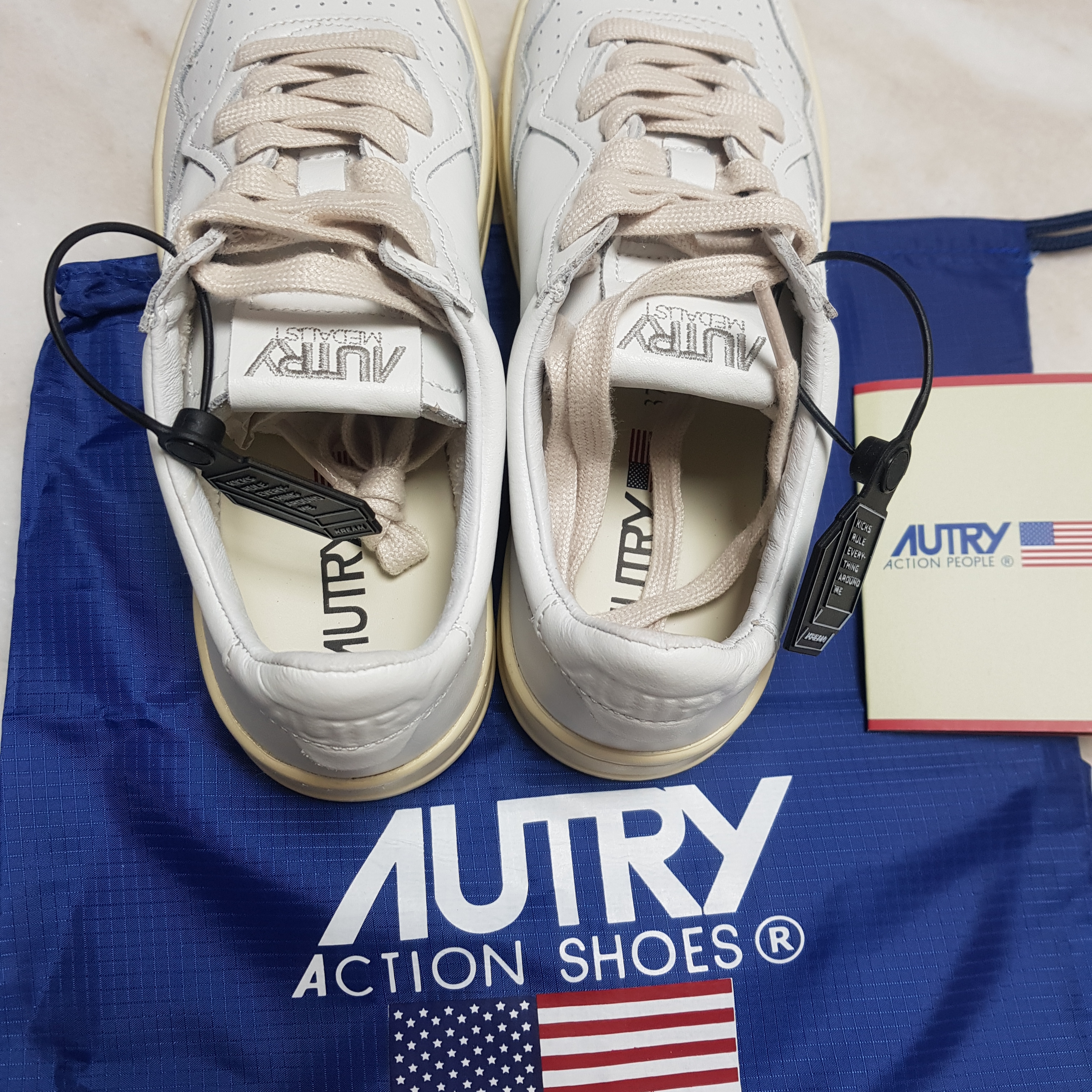 (W) Autry Medalist Low Leather Sneakers White 착용 스타일