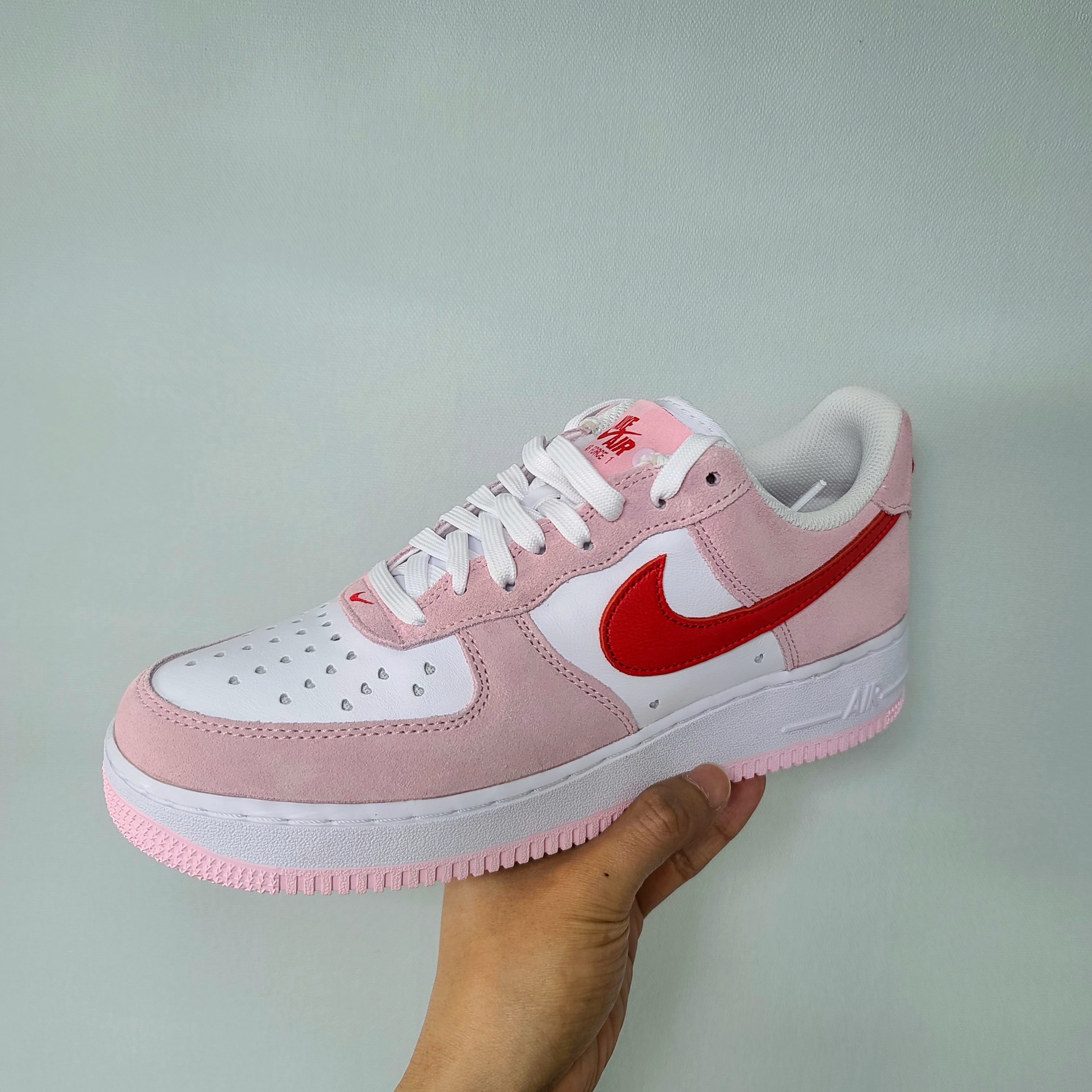 Nike Air Force 1 '07 QS Valentine's Day 착용 스타일 - 3