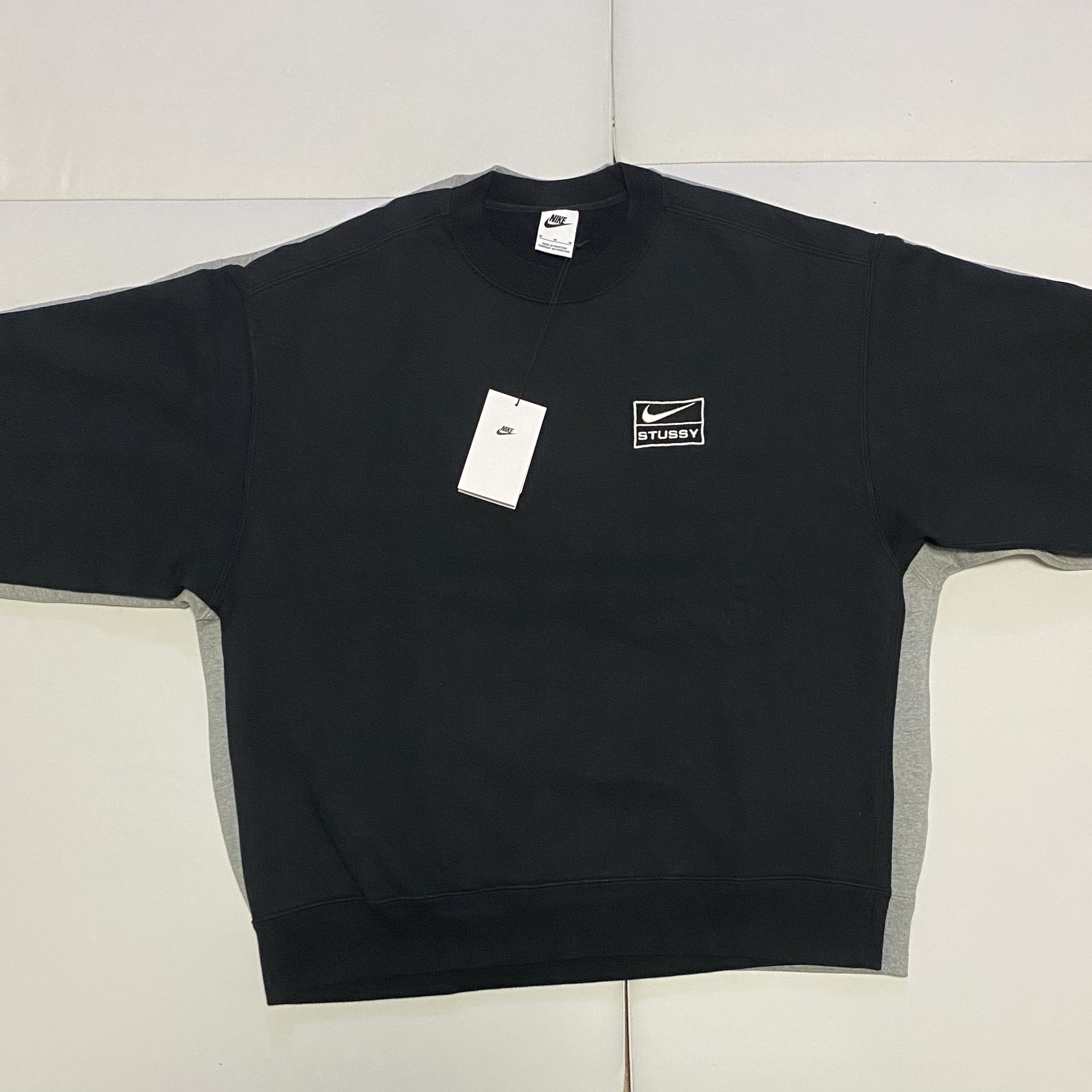 Nike x Stussy NRG Fleece Crewneck Dark Grey Heather (DO9337-063), Nike x Stussy NRG Washed Fleece Crewneck Black (DO5310-010) 착용 스타일 - 2