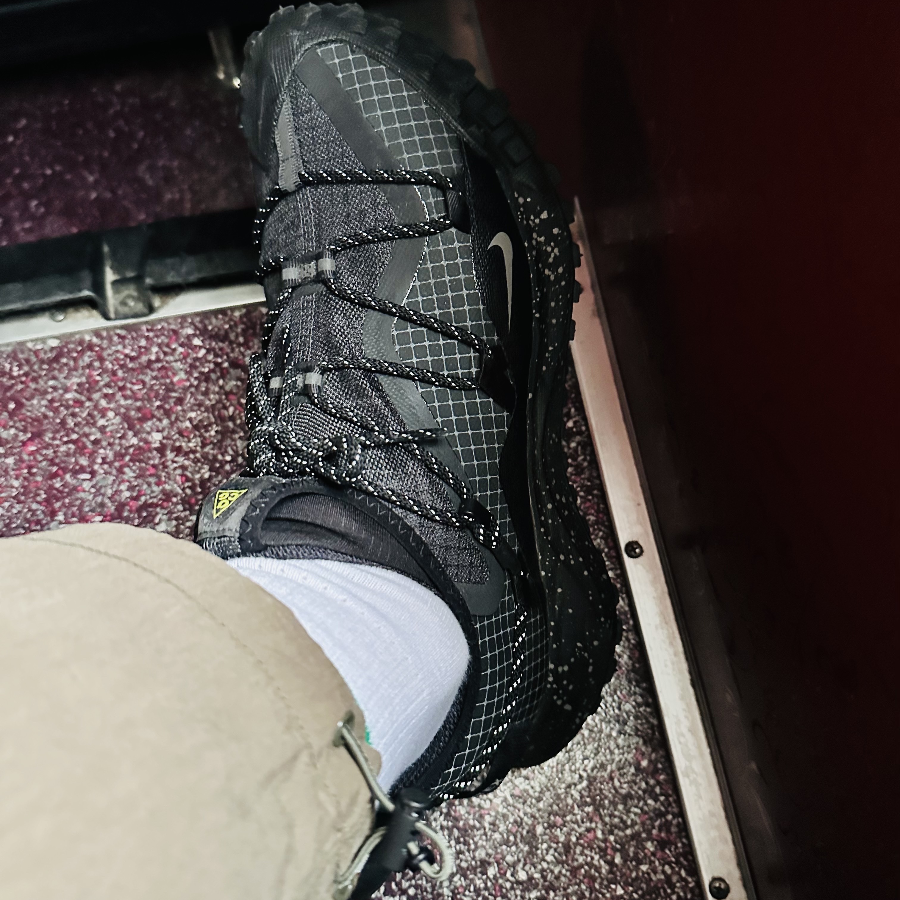 Nike ACG Mountain Fly Low Gore-Tex SE Dark Smoke Grey 착용 스타일 - 2