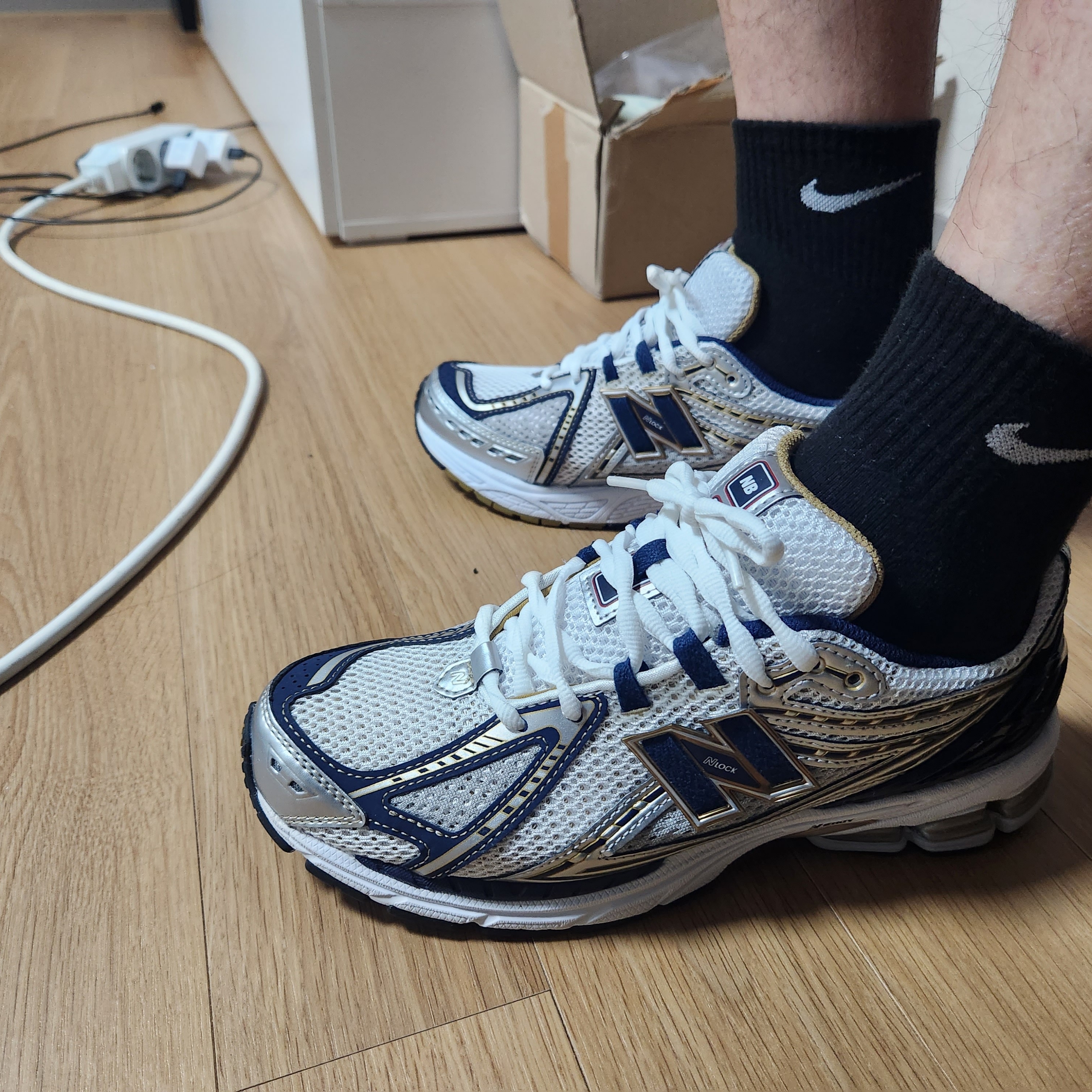 New Balance 1906R White Navy Gold 착용 스타일