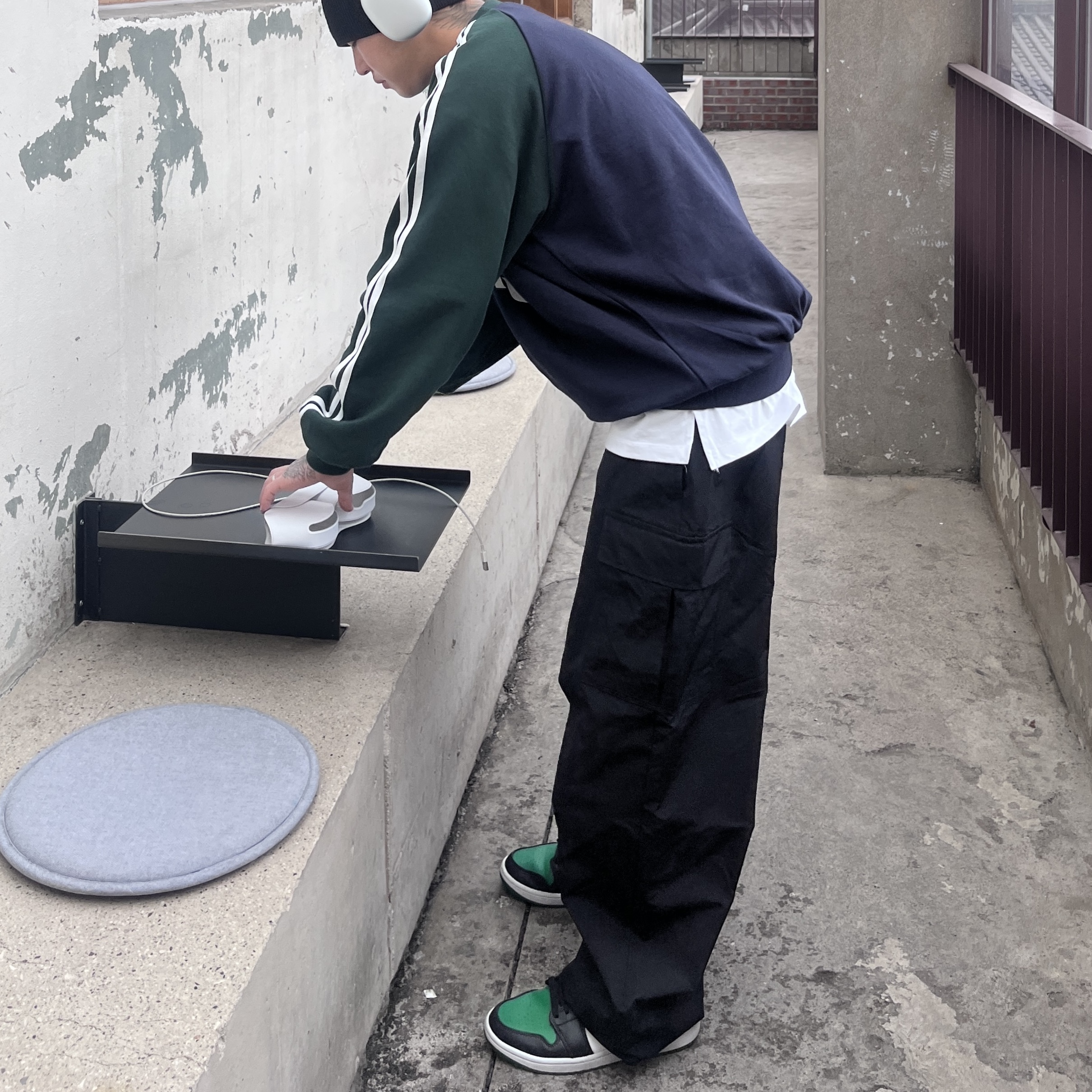 Apple AirPods Max Lightning Silver (Korean Ver.), (GS) Jordan 1 Mid Black Pine Green 착용 스타일 - 2