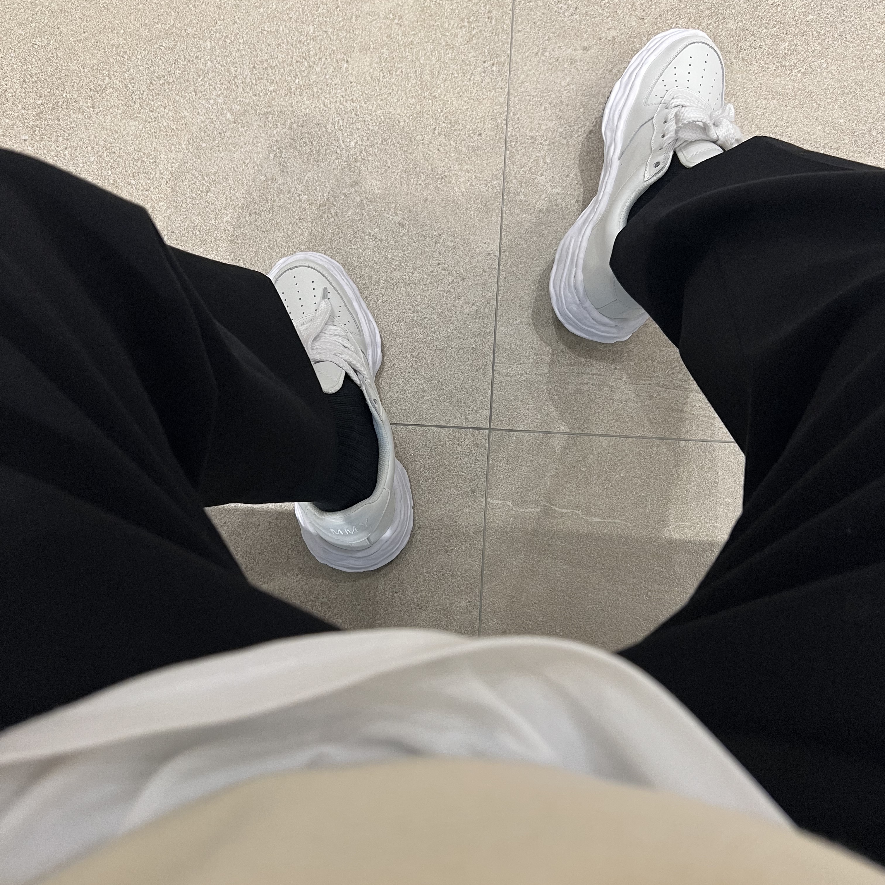 Maison Mihara Yasuhiro Wayne OG Sole Leather Low-top Sneakers White 착용 스타일