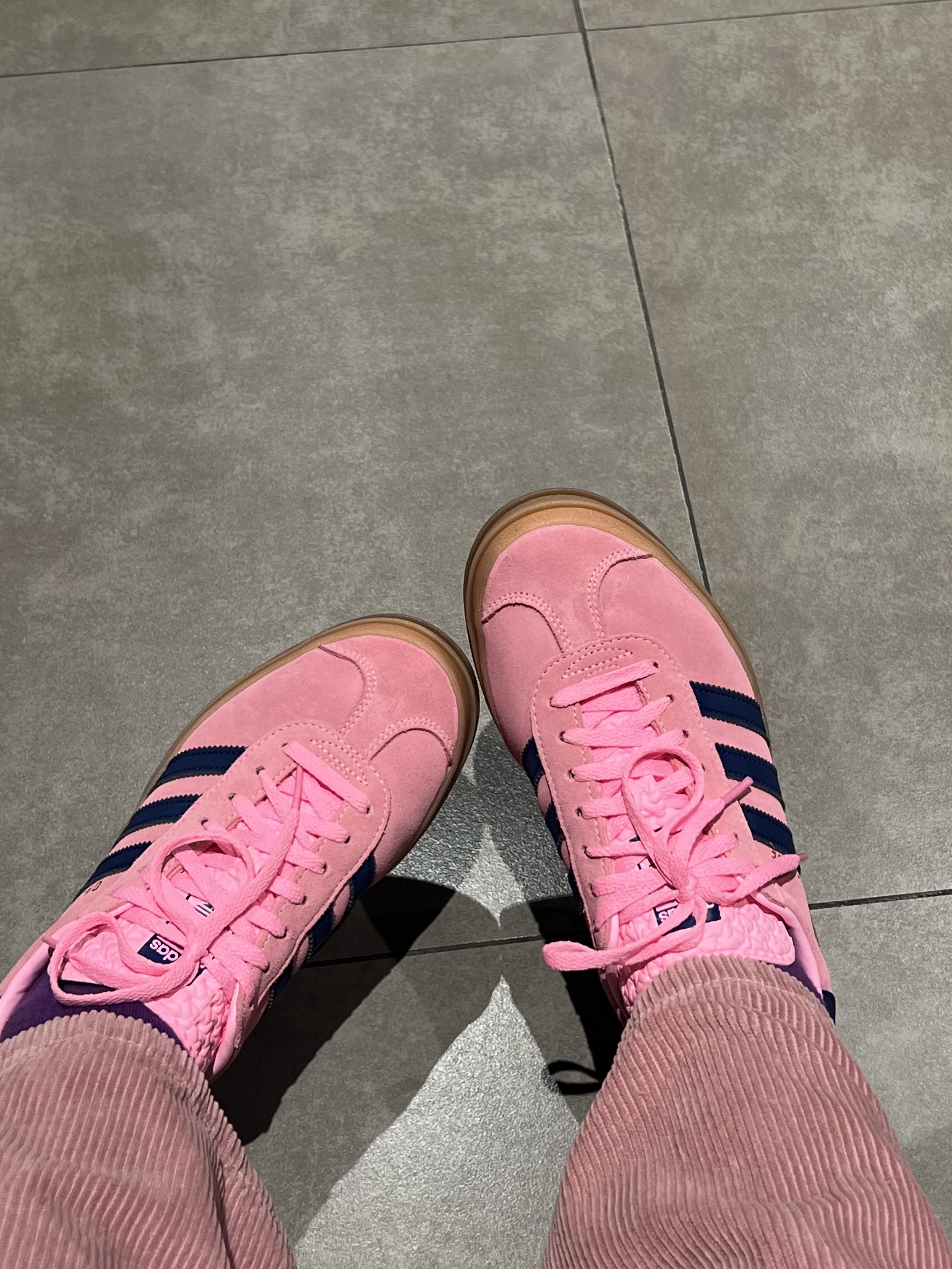 (W) Adidas Gazelle Bold Pink Glow Victory Blue, Dior Saddle Bag Grained Calfskin Black 착용 스타일 - 2