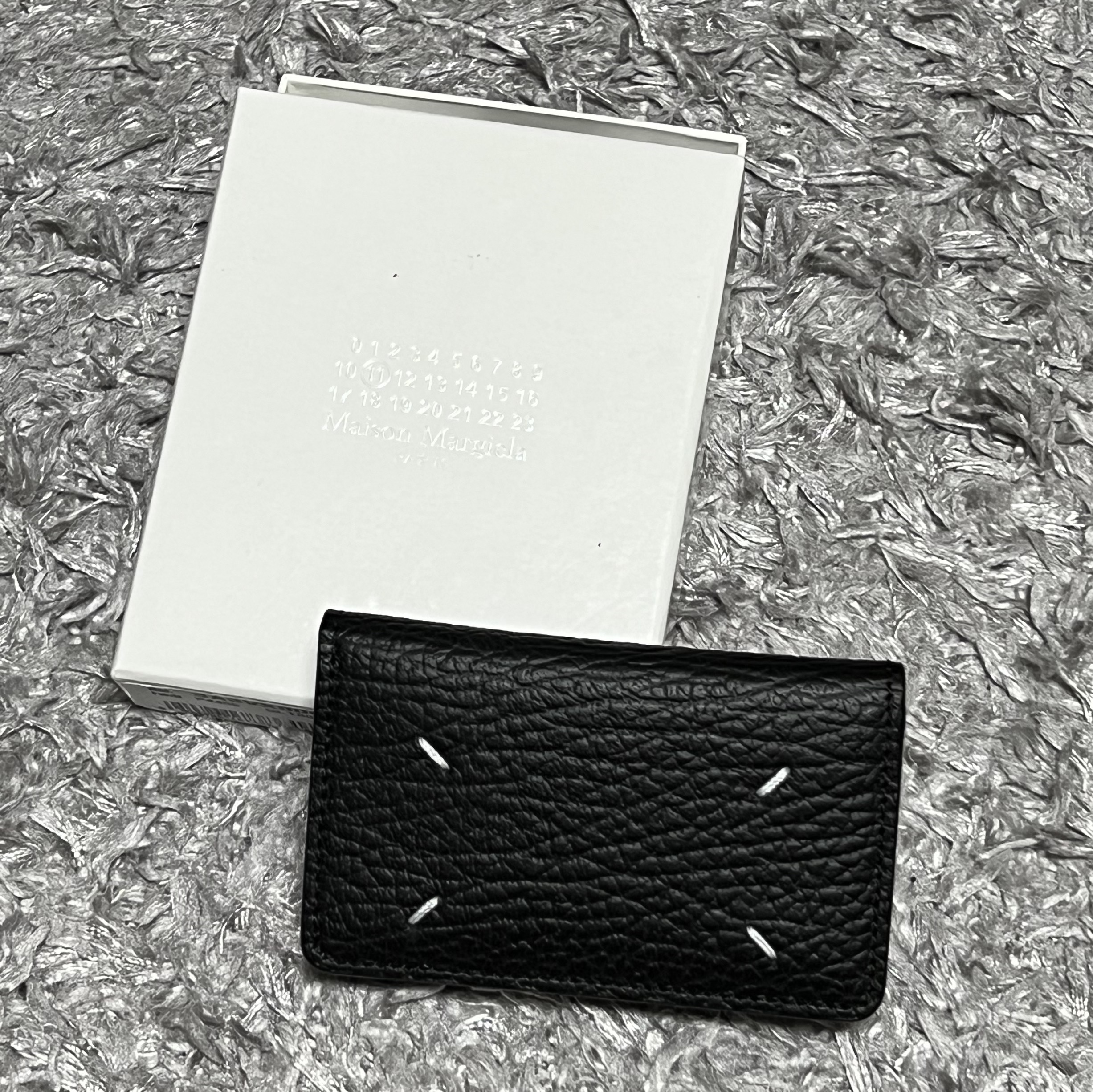Maison Margiela Stitch Leather Flap Card Holder Black 착용 스타일 - 1