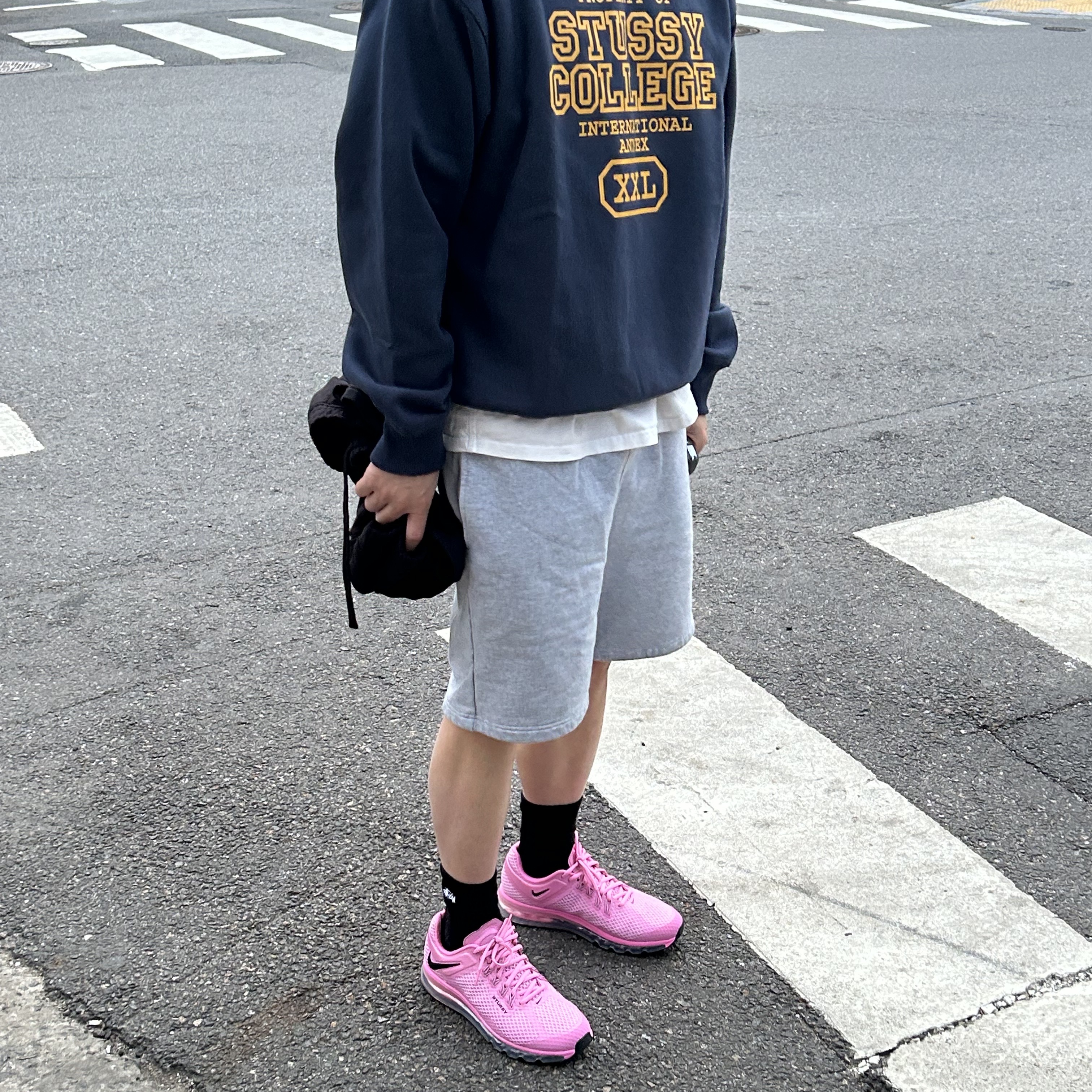 Nike x Stussy Air Max 2013 Psychic Pink, Stussy Property of Crew Crewneck Navy 착용 스타일 - 1