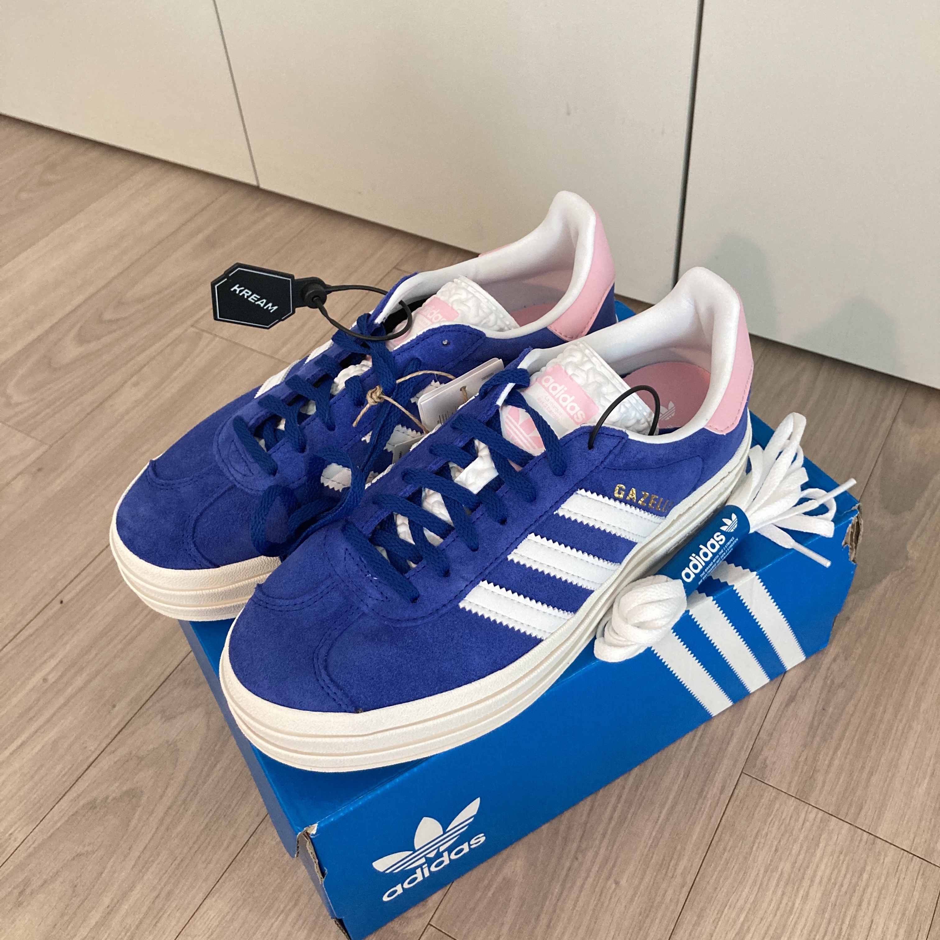 (W) Adidas Gazelle Bold Blue Pink 착용 스타일