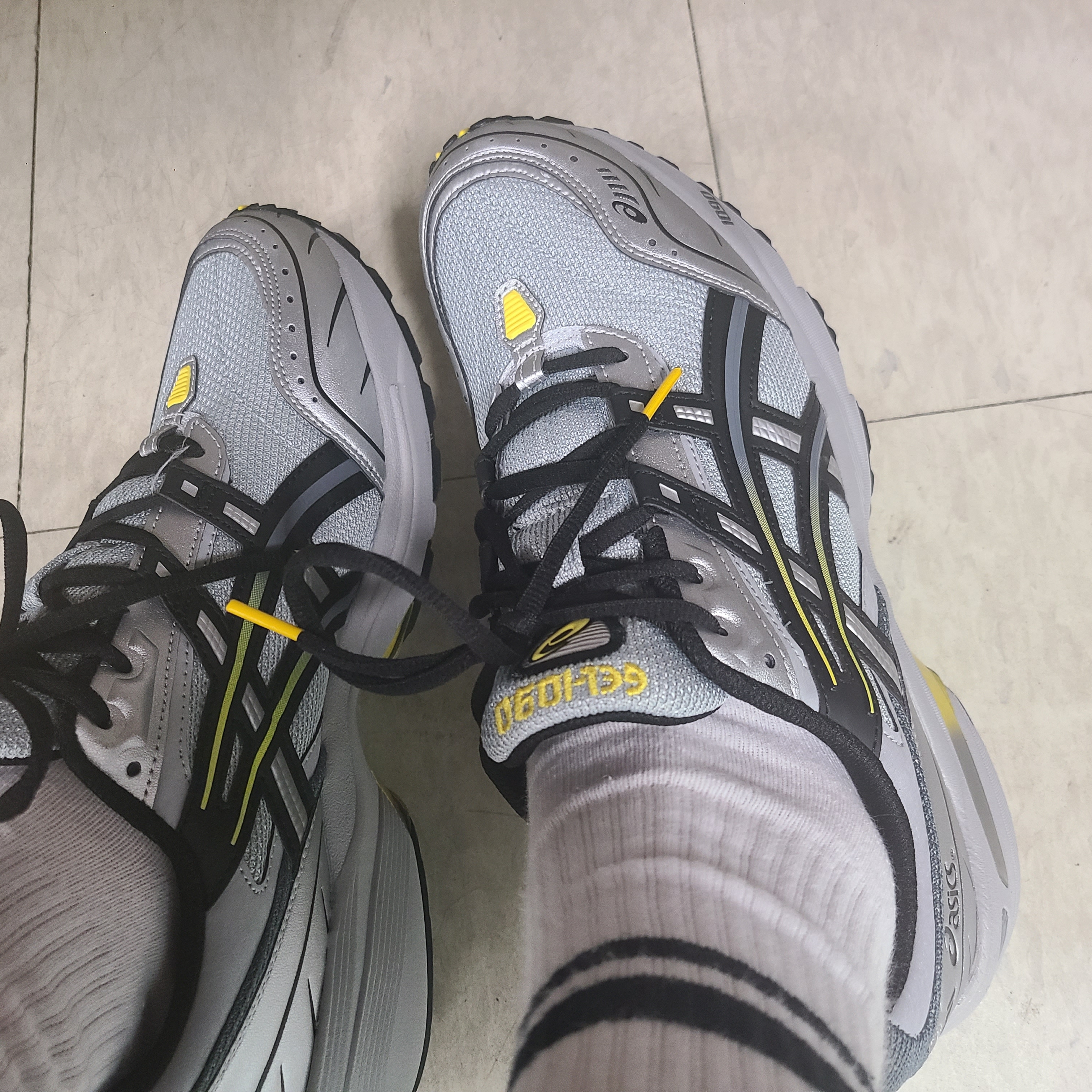 Asics Gel-1090 Mid Grey Black 착용 스타일