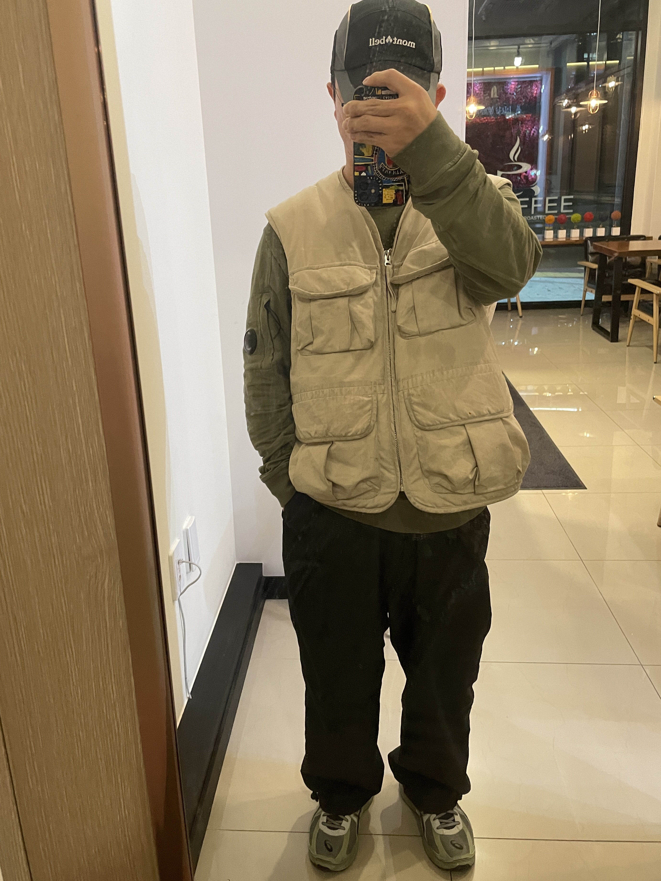 C.P. Company Diagonal Raised Fleece Sweatshirt Stone Grey - 21FW, Asics Jog 100 S Sheet Rock - 2E Wide 착용 스타일