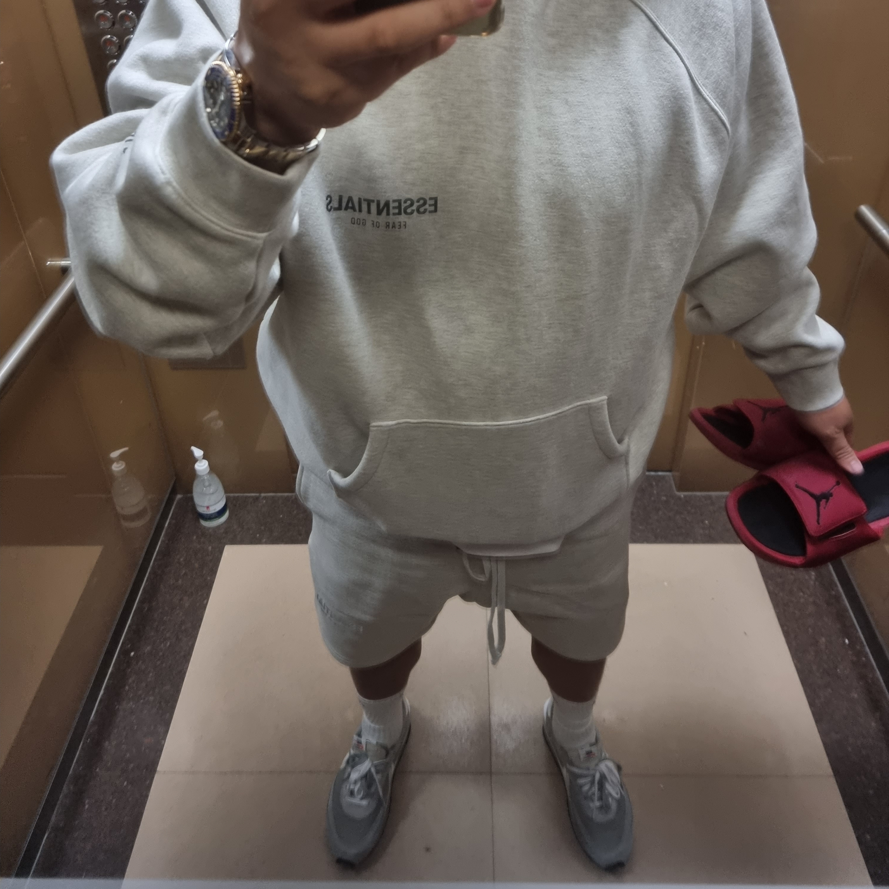 Essentials The Core Collection Sweatshorts Oatmeal 착용 스타일 - 2