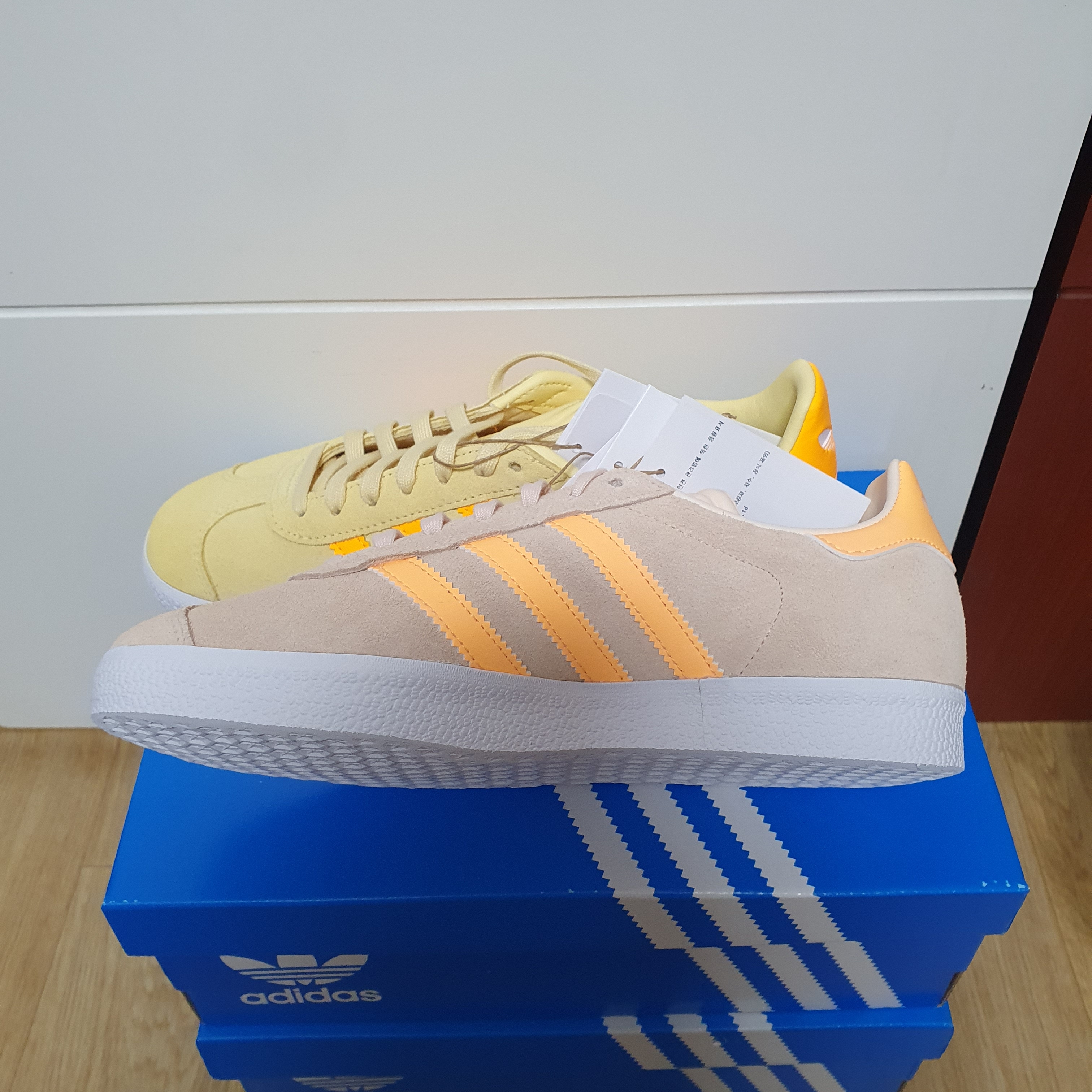 (W) Adidas Gazelle Bliss Orange Acid Orange 착용 스타일 - 3