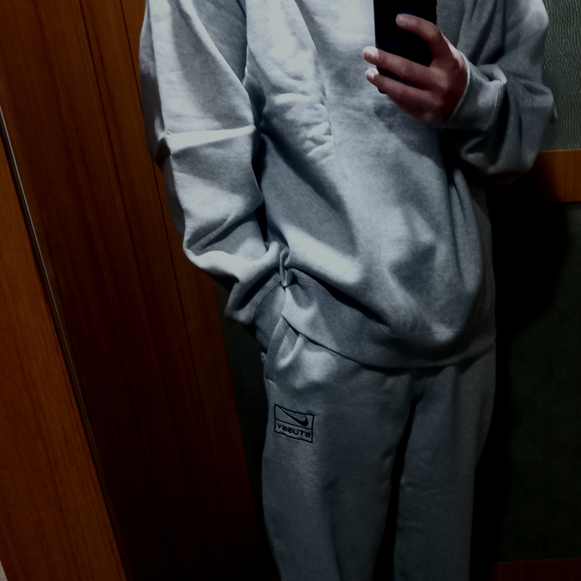 Nike x Stussy NRG Fleece Crewneck Dark Grey Heather (DO9337-063), Nike x Stussy NRG Fleece Pants Dark Grey Heather (DO9340-063) 착용 스타일