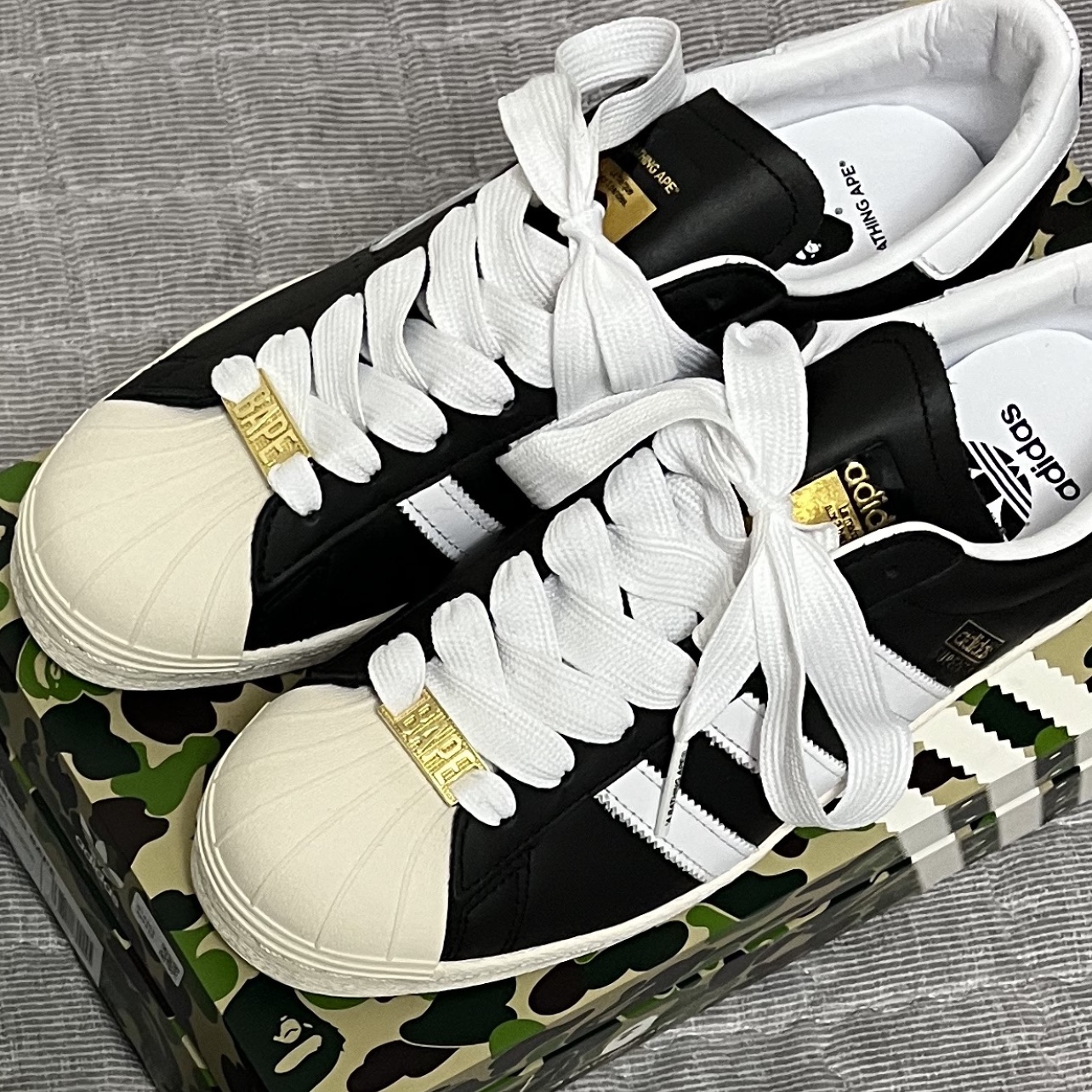 Adidas x BAPE Superstar 80s Core Black Off White 착용 스타일