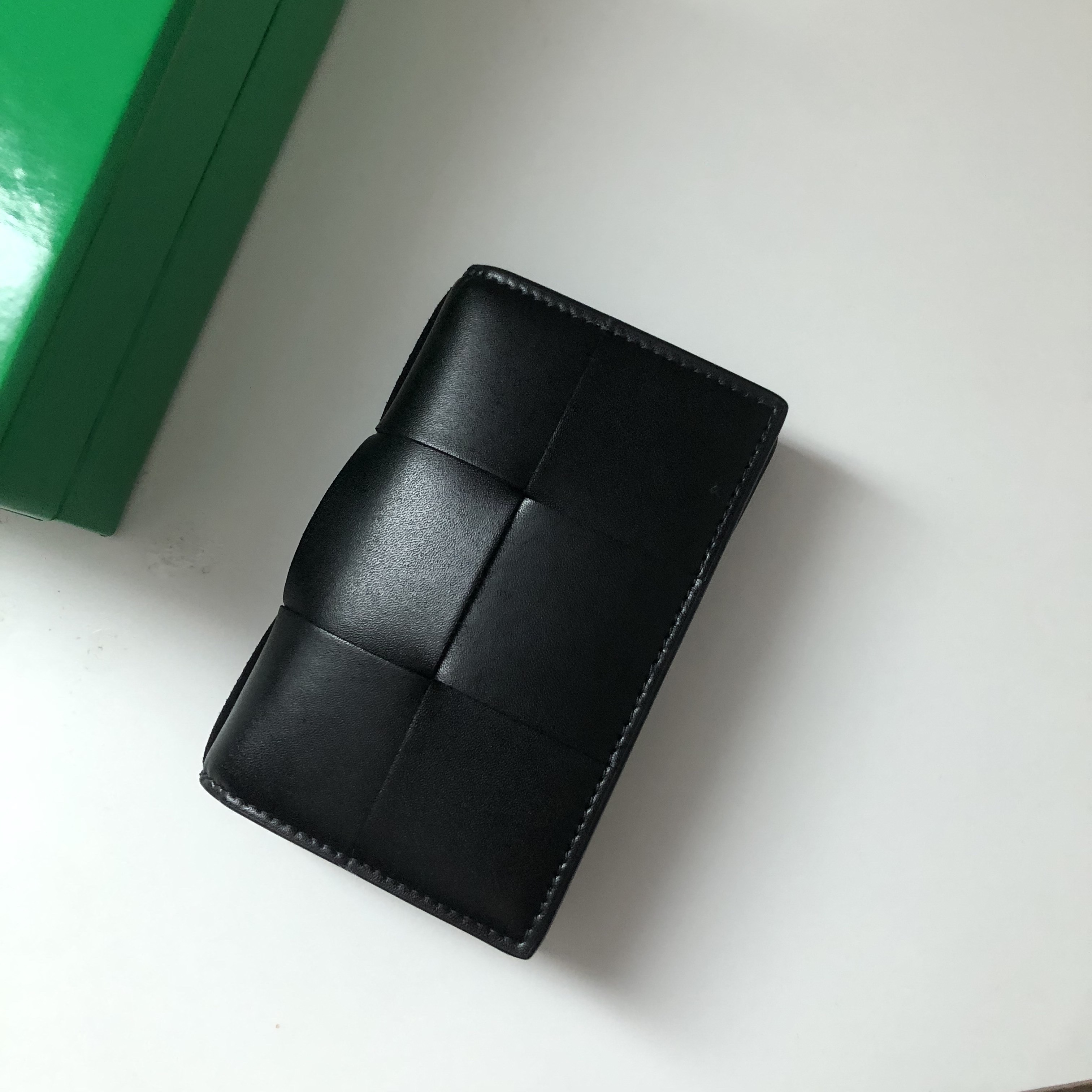 Bottega Veneta Flap Card Case Black 착용 스타일