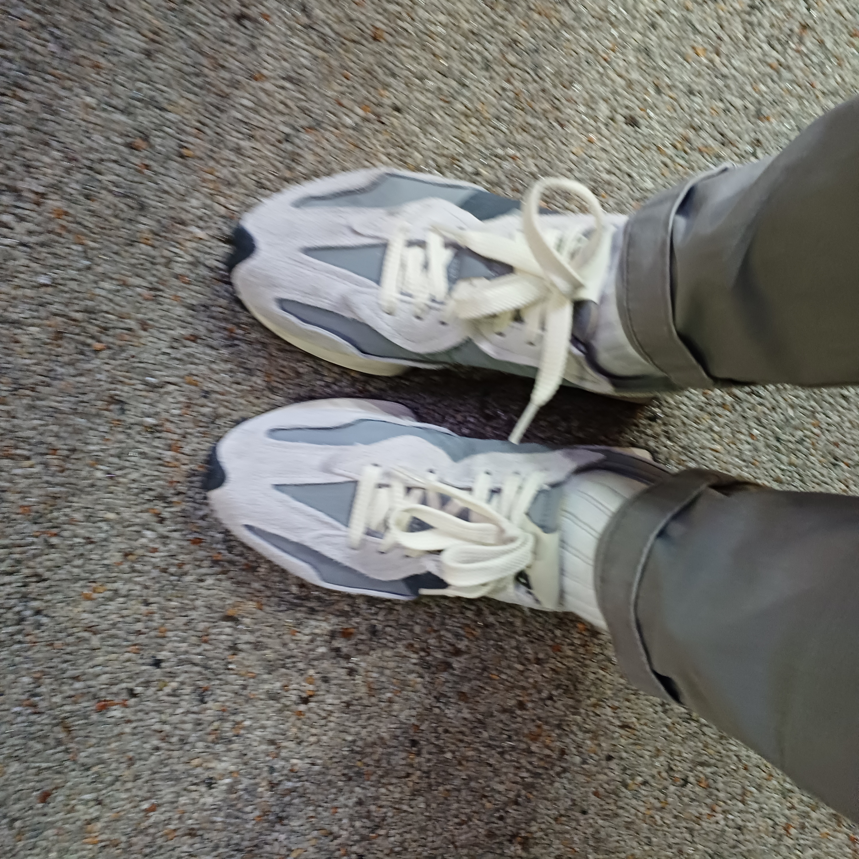 New Balance 327 Silver Grey 착용 스타일