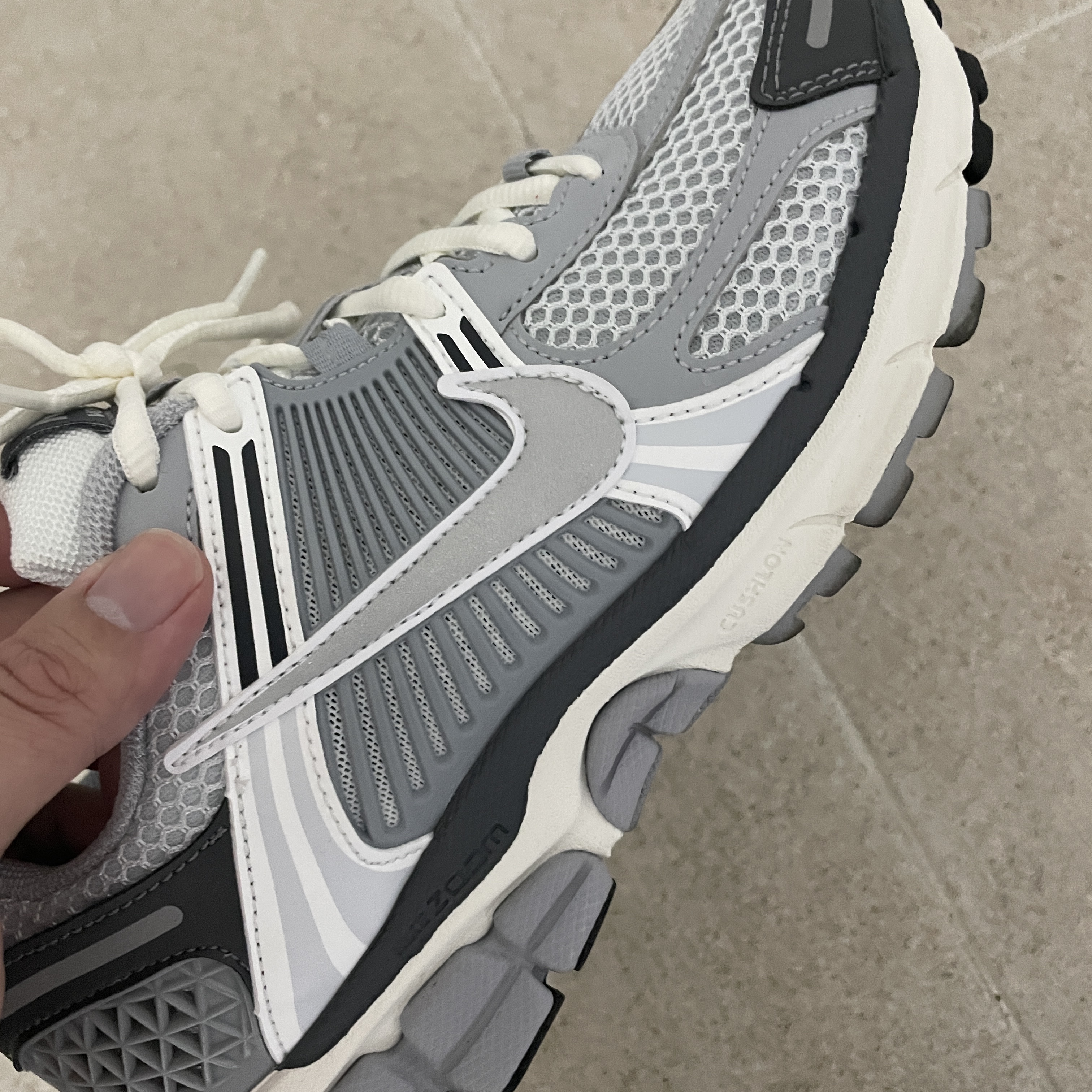 (W) Nike Zoom Vomero 5 Pure Platinum Metallic Silver 착용 스타일