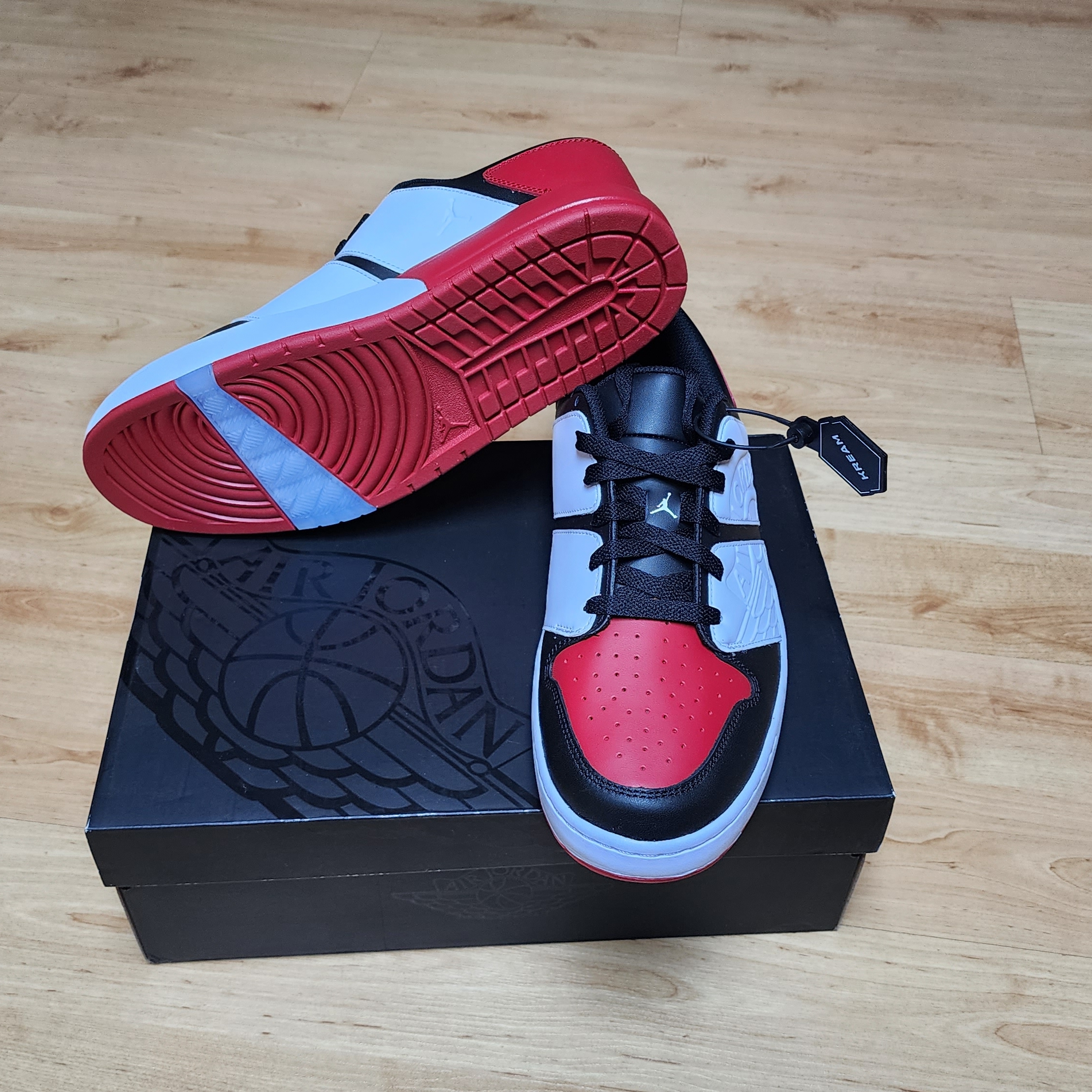 Jordan Nu Retro 1 Low Varsity Red 착용 스타일 - 2