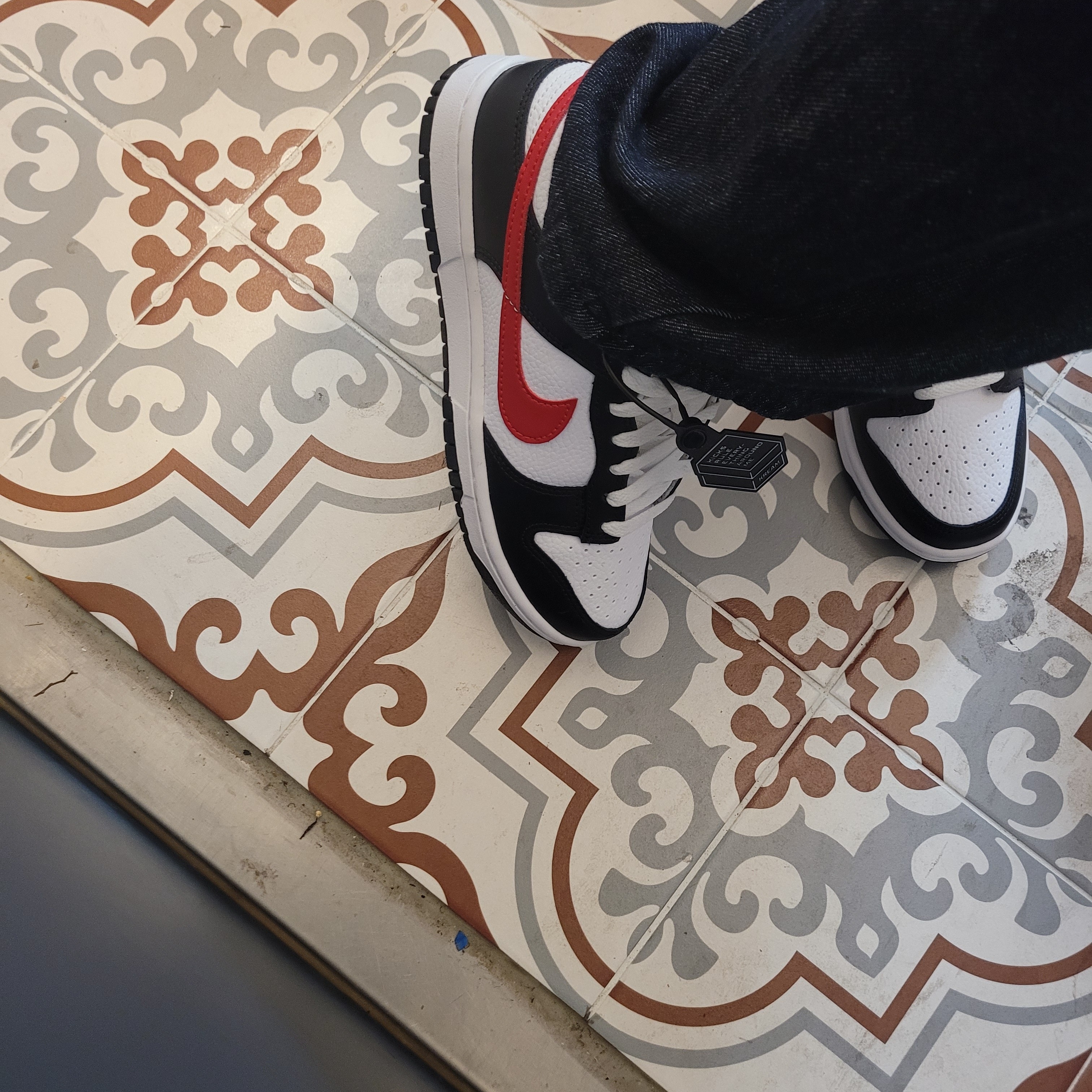 Nike Dunk Low Retro Black University Red 착용 스타일 - 2