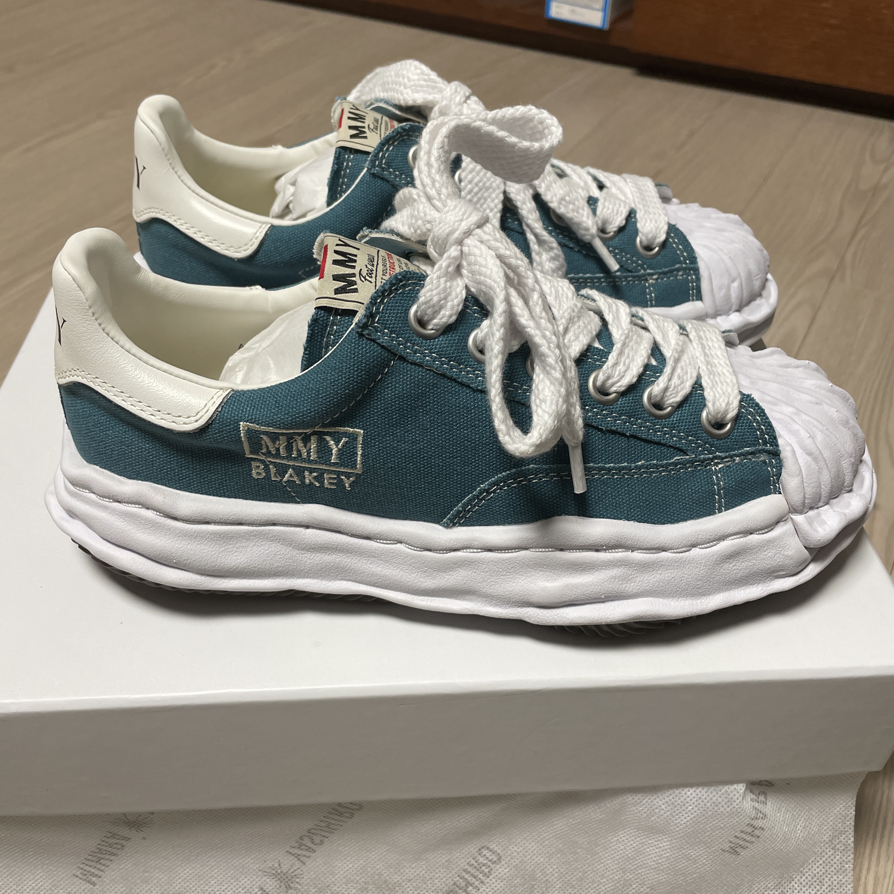Maison Mihara Yasuhiro Blakey OG Sole Canvas Low-top Sneakers Blue 착용 스타일 - 2
