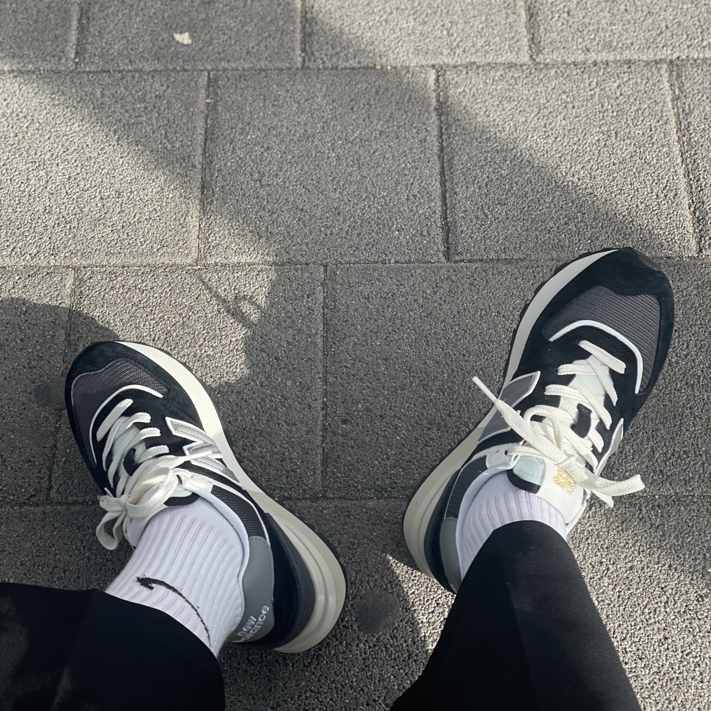 New Balance 574 Legacy Black 착용 스타일 - 2